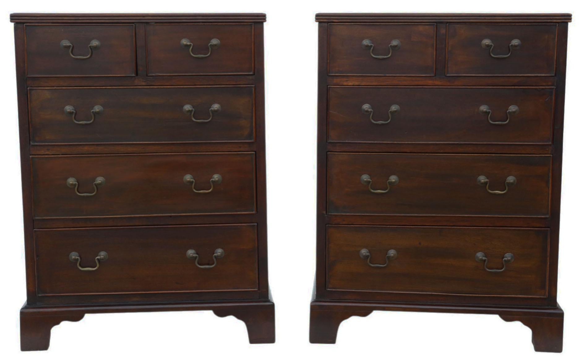 Ancienne paire de tables de chevet en acajou de style néo-géorgien vers 1900 - Tables de nuit ou petites commodes de grande qualité

Rare et élégante paire de tables de chevet en acajou de style néo-géorgien, datant d'environ 1900. Ces tables de
