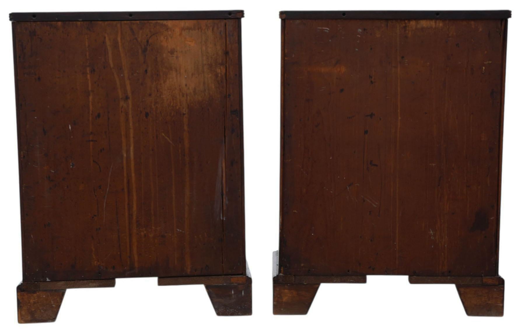 Ancienne paire de tables de chevet en acajou A.I.C. Caissons à tiroirs en vente 2