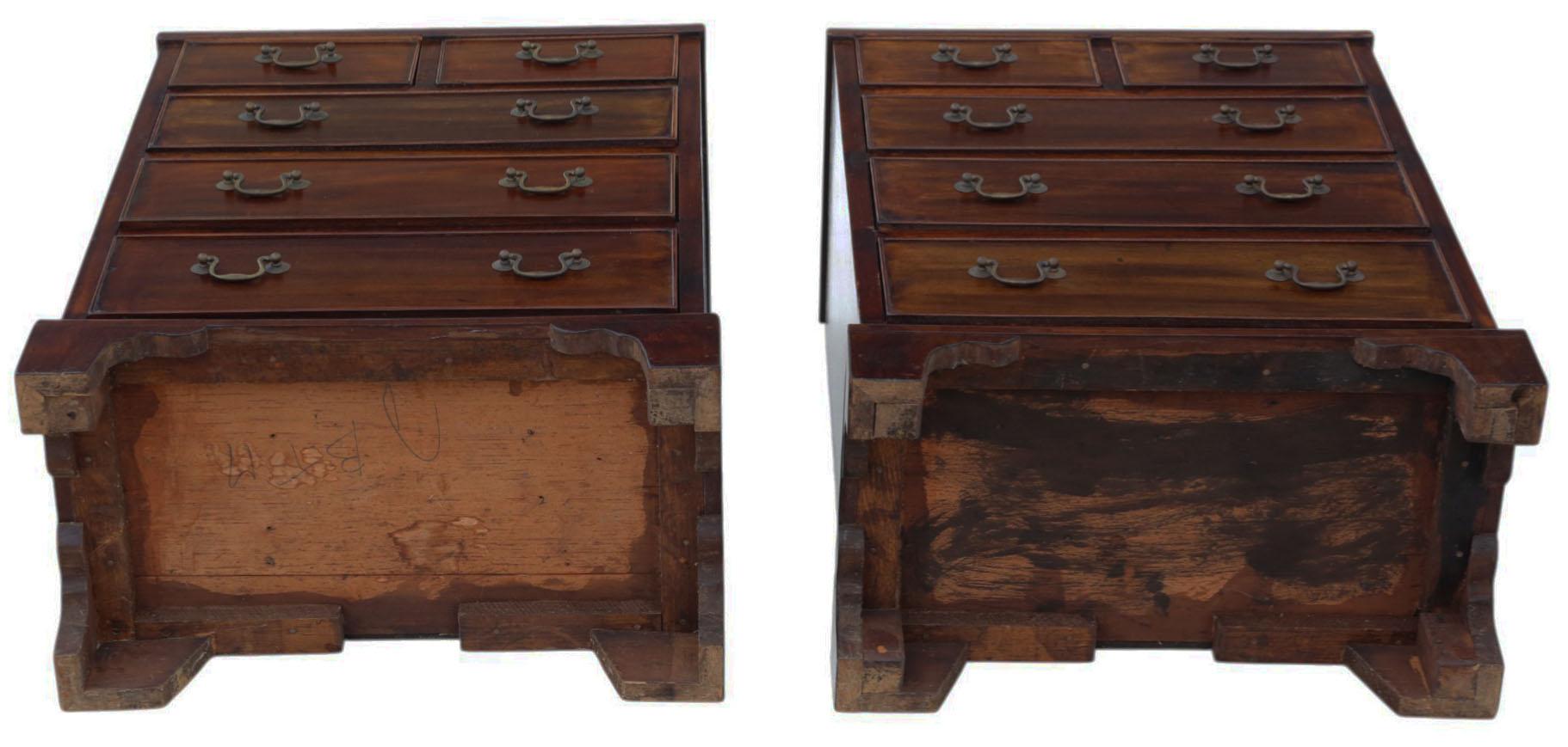 Ancienne paire de tables de chevet en acajou A.I.C. Caissons à tiroirs en vente 3