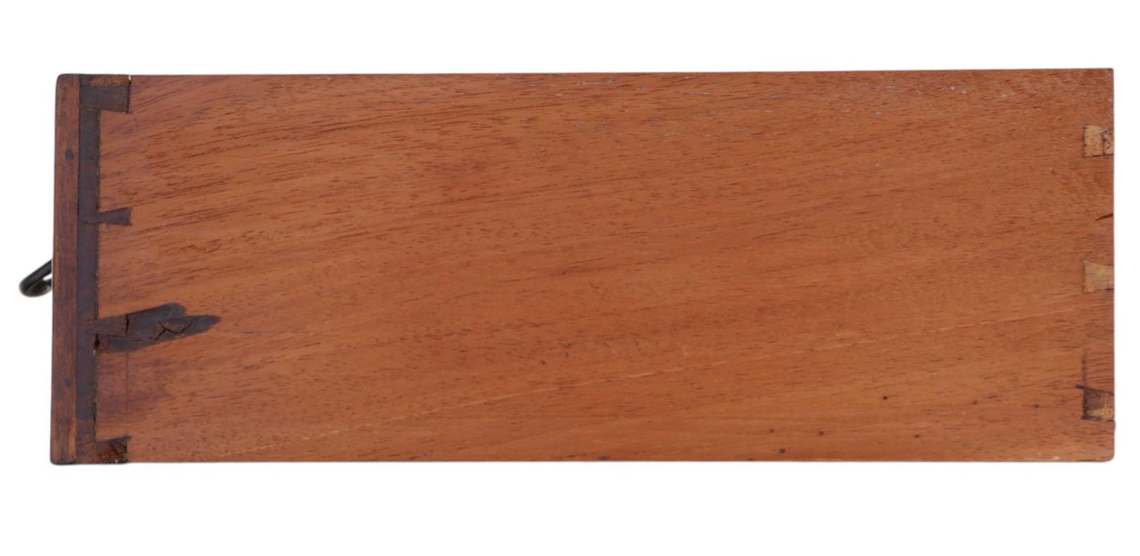 Ancienne paire de tables de chevet en acajou A.I.C. Caissons à tiroirs en vente 4