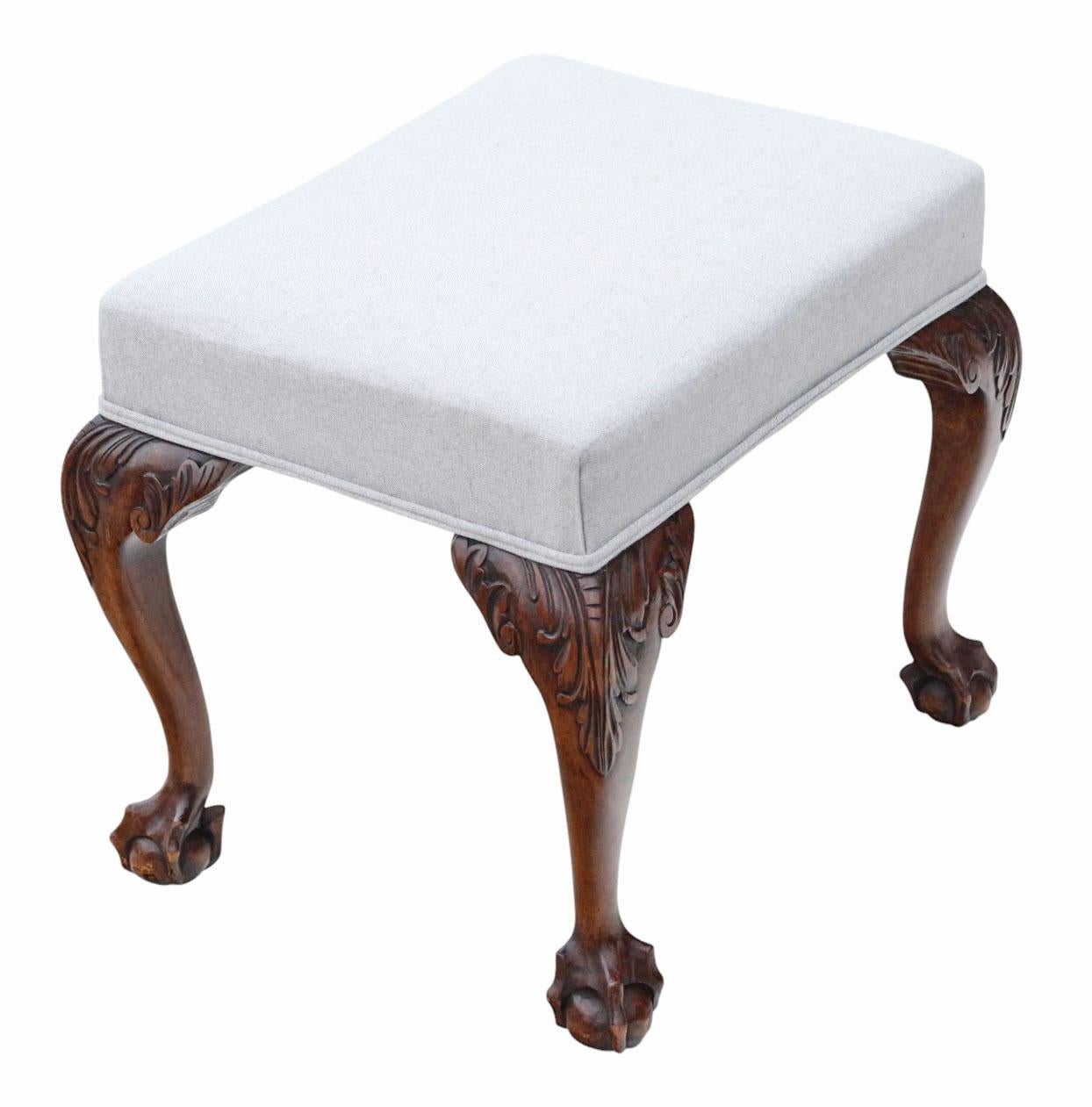 Ancien A.I.C C. Tabouret tapissé en acajou - Belle qualité avec pieds boules et griffes

Ce tabouret antique en acajou datant de C.I.C. 1900 est un objet décoratif rare. Il est doté d'élégants pieds en forme de boule et de griffes et d'une nouvelle