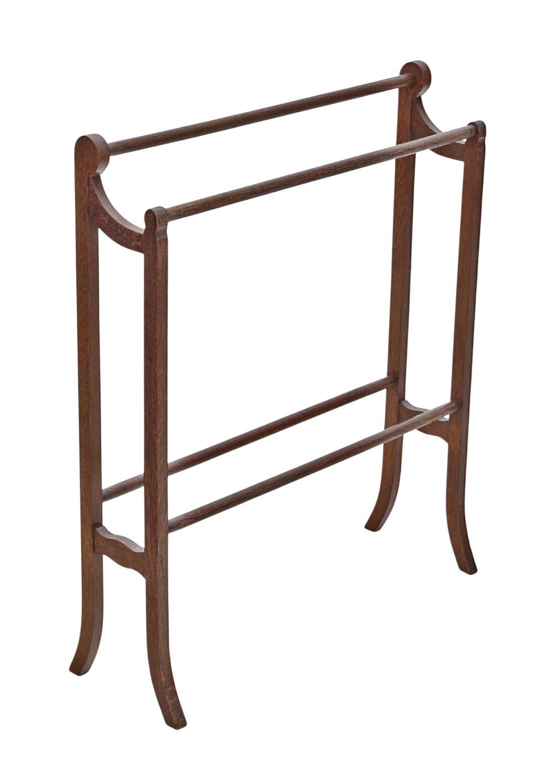 Antique c.1900 Oak Towel Rail Stand - Arts & Crafts Period Fine Quality Rack

Un porte-serviettes ancien en chêne, datant de 1900, plein d'âge, de caractère et de patine, aux lignes simples et épurées, fabriqué de manière traditionnelle. Cette rare