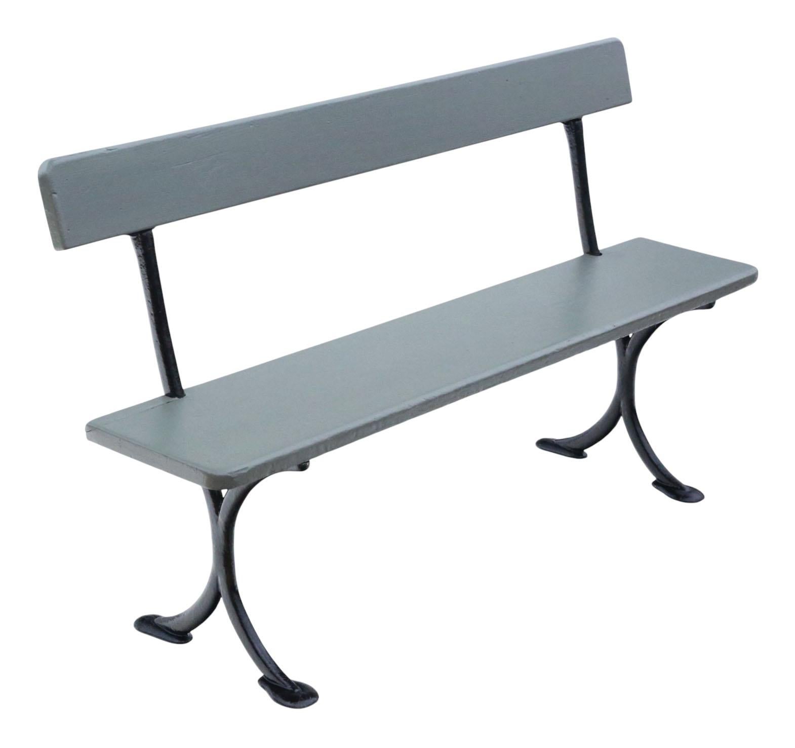 Antique c.1900 Painted Pitch Pine & Iron Bench - Quality Garden, Conservatory or Dining Furniture (Mobilier de jardin, de jardin d'hiver ou de salle à manger de qualité)

Une trouvaille décorative rare avec d'élégantes ferronneries noires et du bois