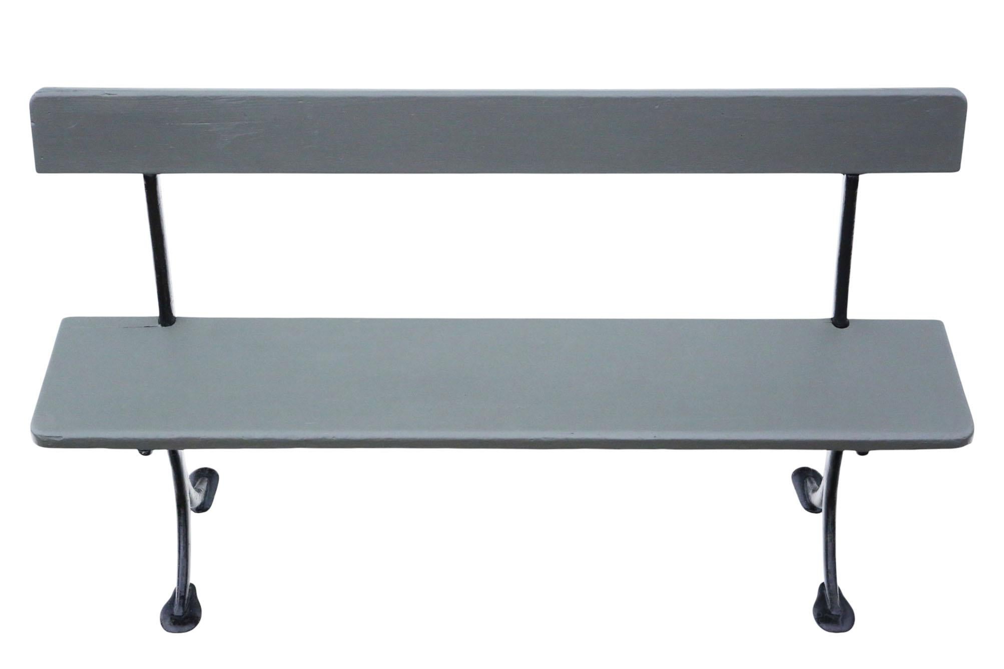 Banc ancien A.I.C. C.C. peint en pin et fer - Meubles de jardin de qualité Bon état - En vente à Wisbech, Cambridgeshire