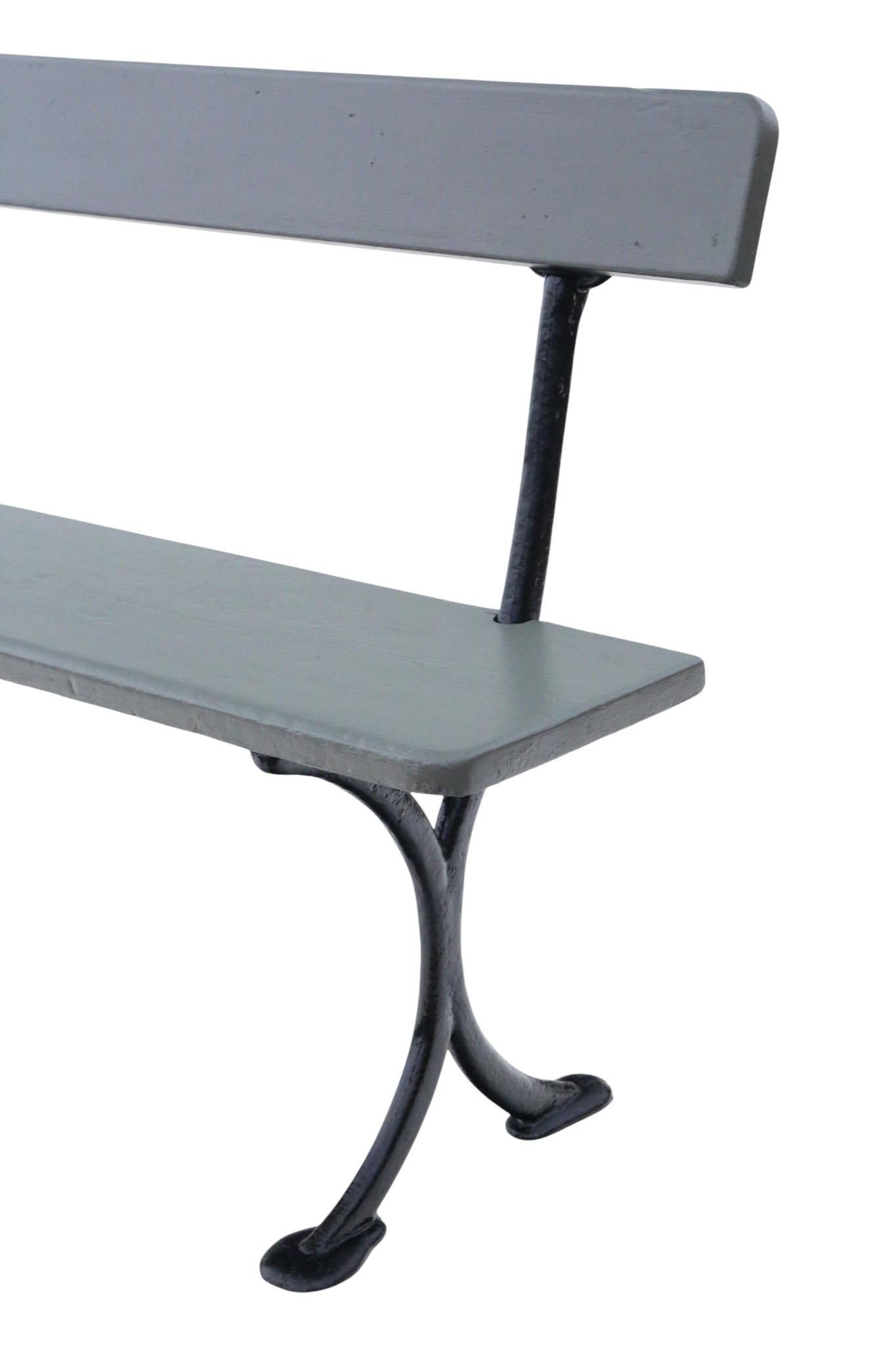 20ième siècle Banc ancien A.I.C. C.C. peint en pin et fer - Meubles de jardin de qualité en vente