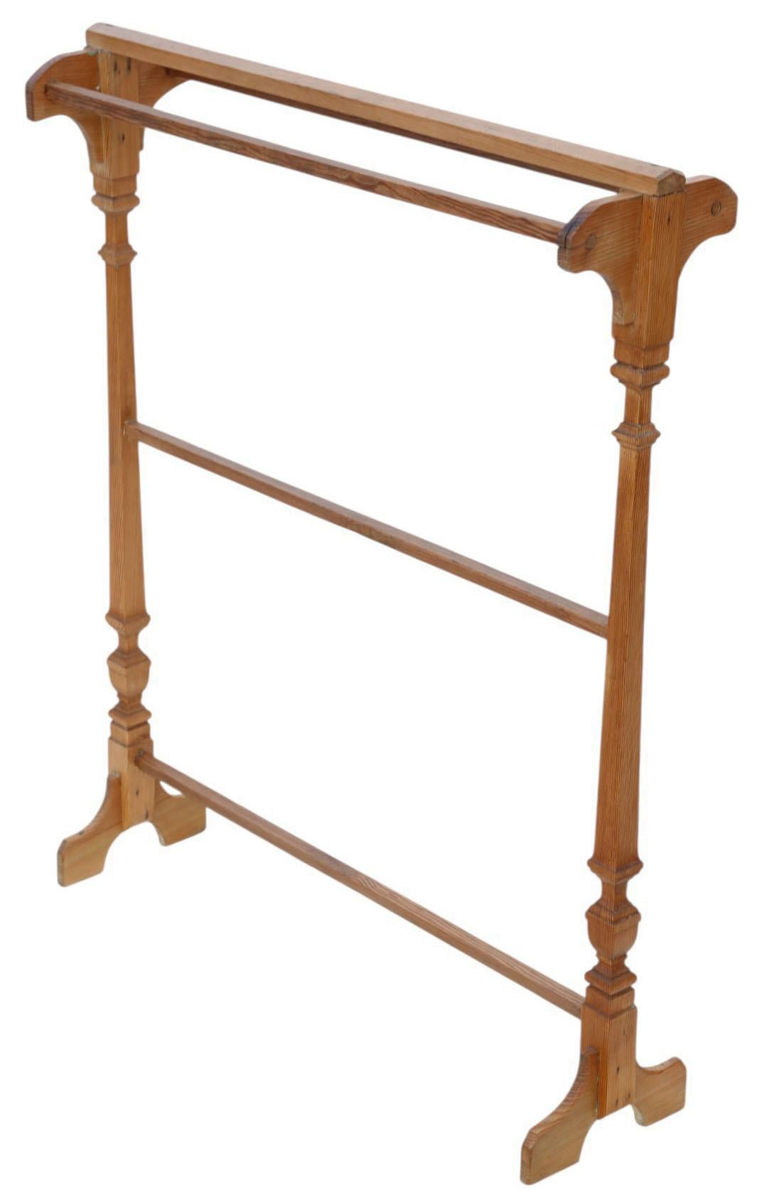 Porte-serviettes ancien en pin A.I.C.C. - Meubles en bois traditionnels

Un charmant porte-serviettes datant de C.I.C., fabriqué en pin. Simple et élégant, il constitue un complément pratique et décoratif pour une chambre, une salle de bains ou un