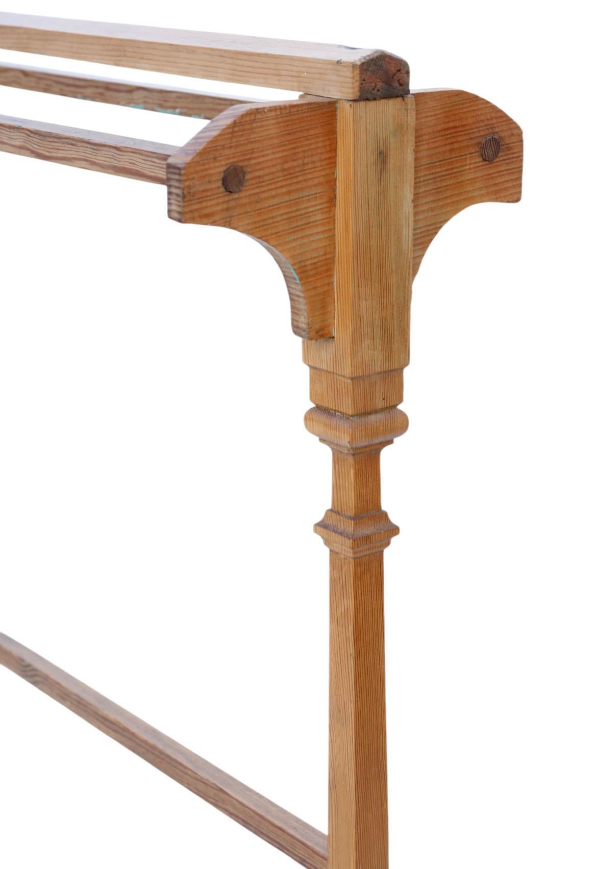 Début du 20ème siècle Porte-serviettes ancien en pin A.I.C.C. - Meubles en bois traditionnels en vente
