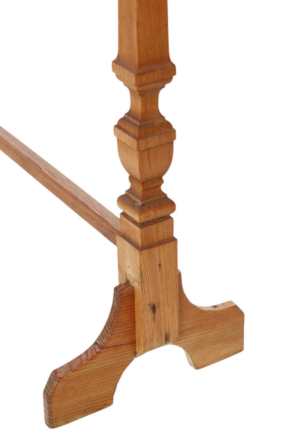 Noyer Porte-serviettes ancien en pin A.I.C.C. - Meubles en bois traditionnels en vente