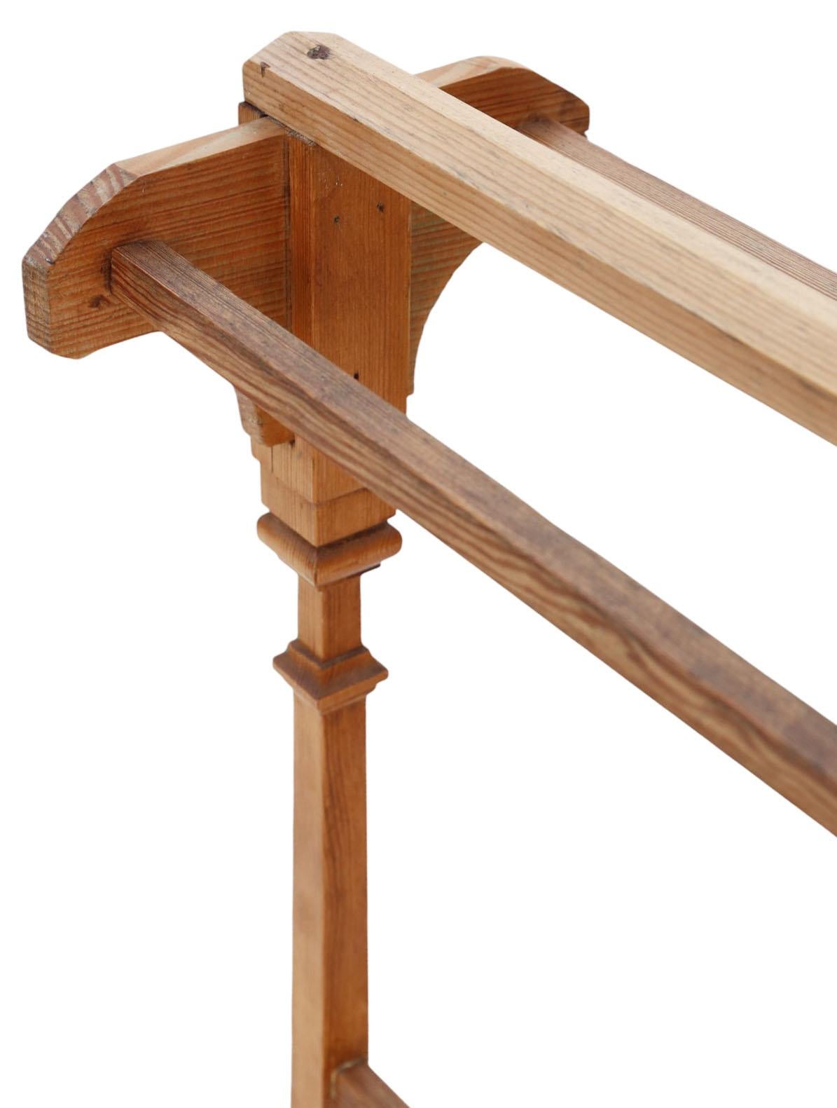 Porte-serviettes ancien en pin A.I.C.C. - Meubles en bois traditionnels en vente 1