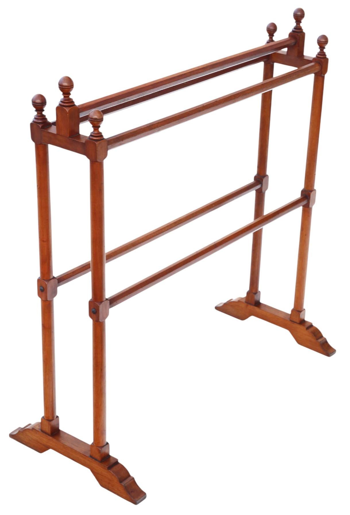 A.I.C C. ancien en noyer pour porte-serviettes - Meubles en noyer

Charmant porte-serviettes datant de C.I.C., fabriqué en noyer. Simple et élégant, il constitue un complément pratique et décoratif pour une chambre, une salle de bains ou un