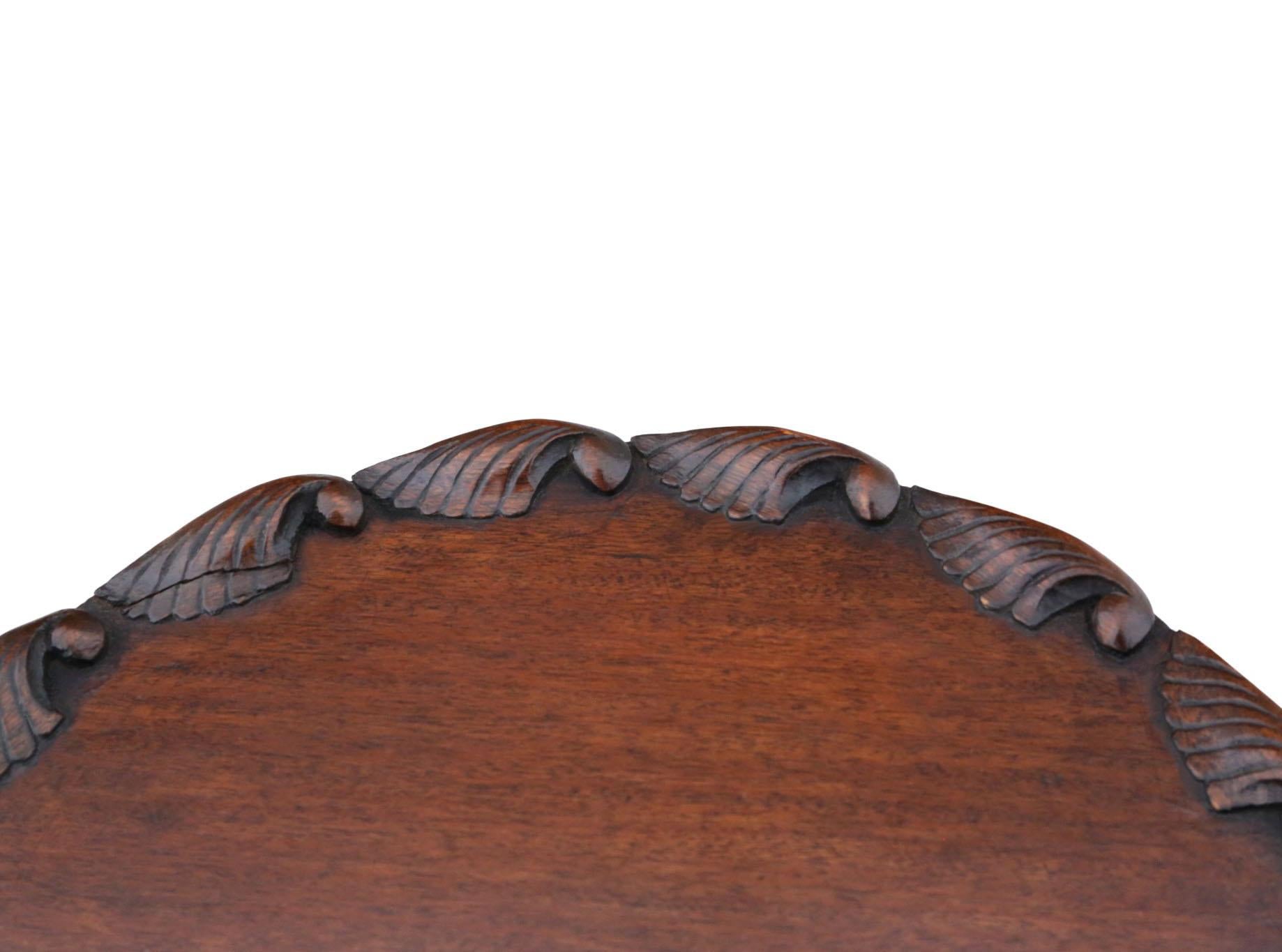 Britannique Ancienne table à vin en acajou sculpté A.I.C. C.I.C. - Table d'appoint / d'appoint en vente