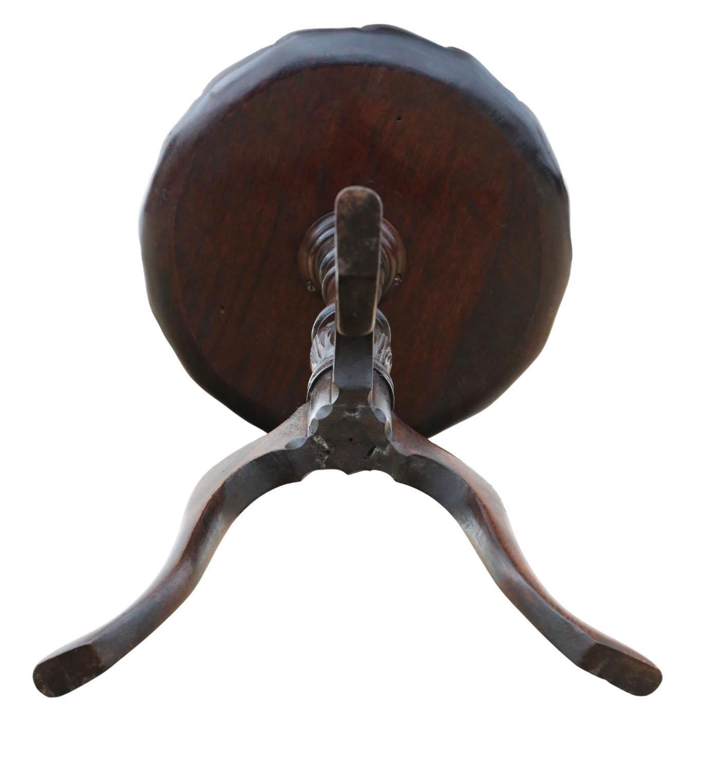 20ième siècle Ancienne table à vin en acajou sculpté A.I.C. C.I.C. - Table d'appoint / d'appoint en vente