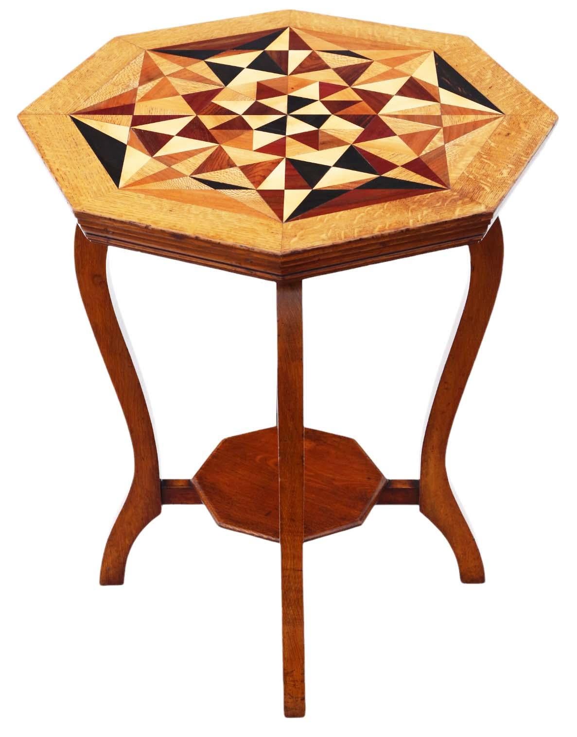 Table ancienne C1910 décorée de parquets géométriques - Table d'appoint de qualité avec fenêtre centrale.

Cette pièce est solidement construite à partir de bois mélangés, sans joints lâches ni dommages causés par les vers à bois, et présente un