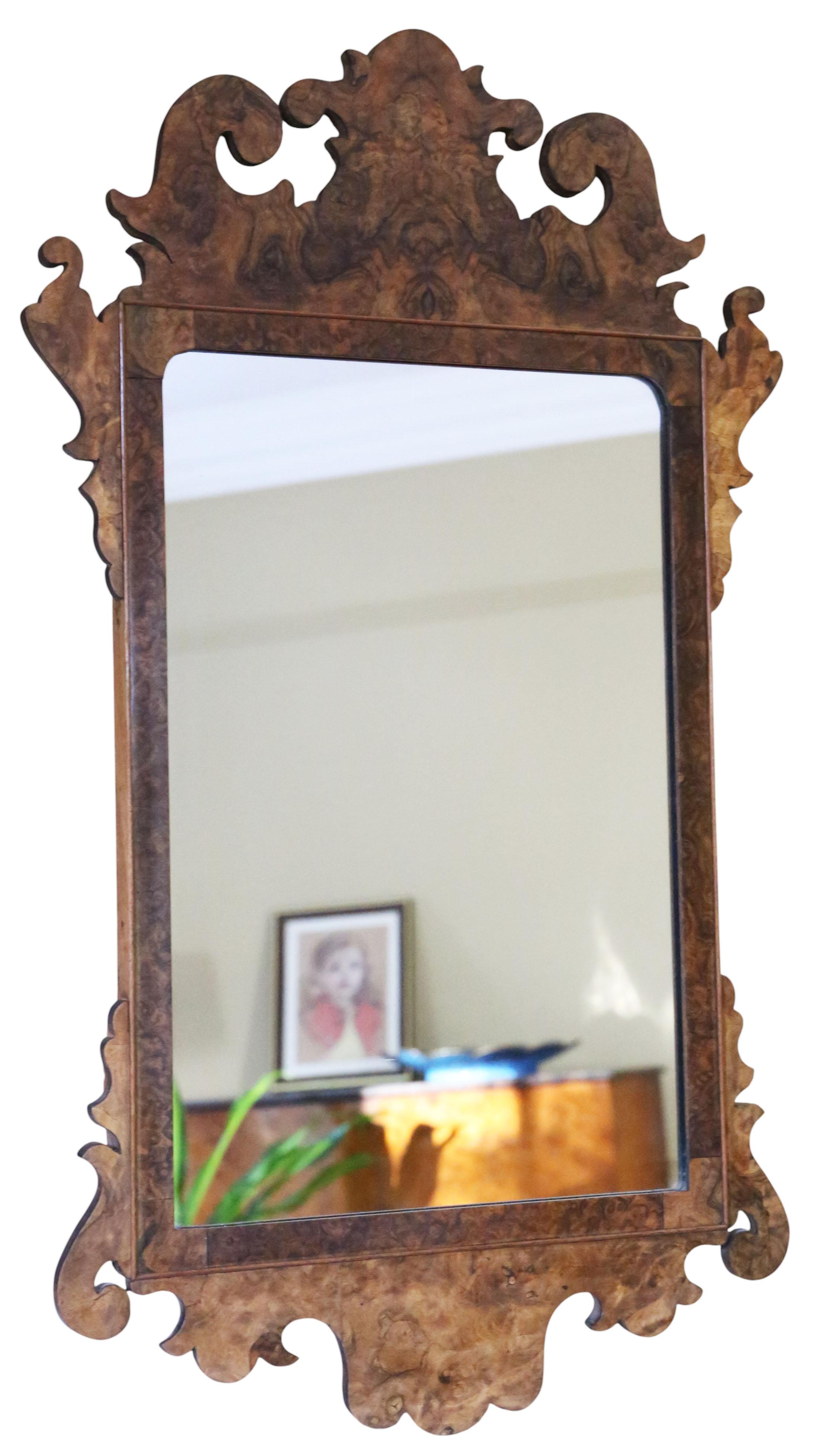 Miroir mural ancien A.I.C. C'est une époque néo-géorgienne, vers 1910, en ronce de noyer.

Pleine de charme et de caractère, cette rare trouvaille décorative ferait une merveilleuse pièce d'apparat dans un cadre approprié. L'âge, la couleur et la