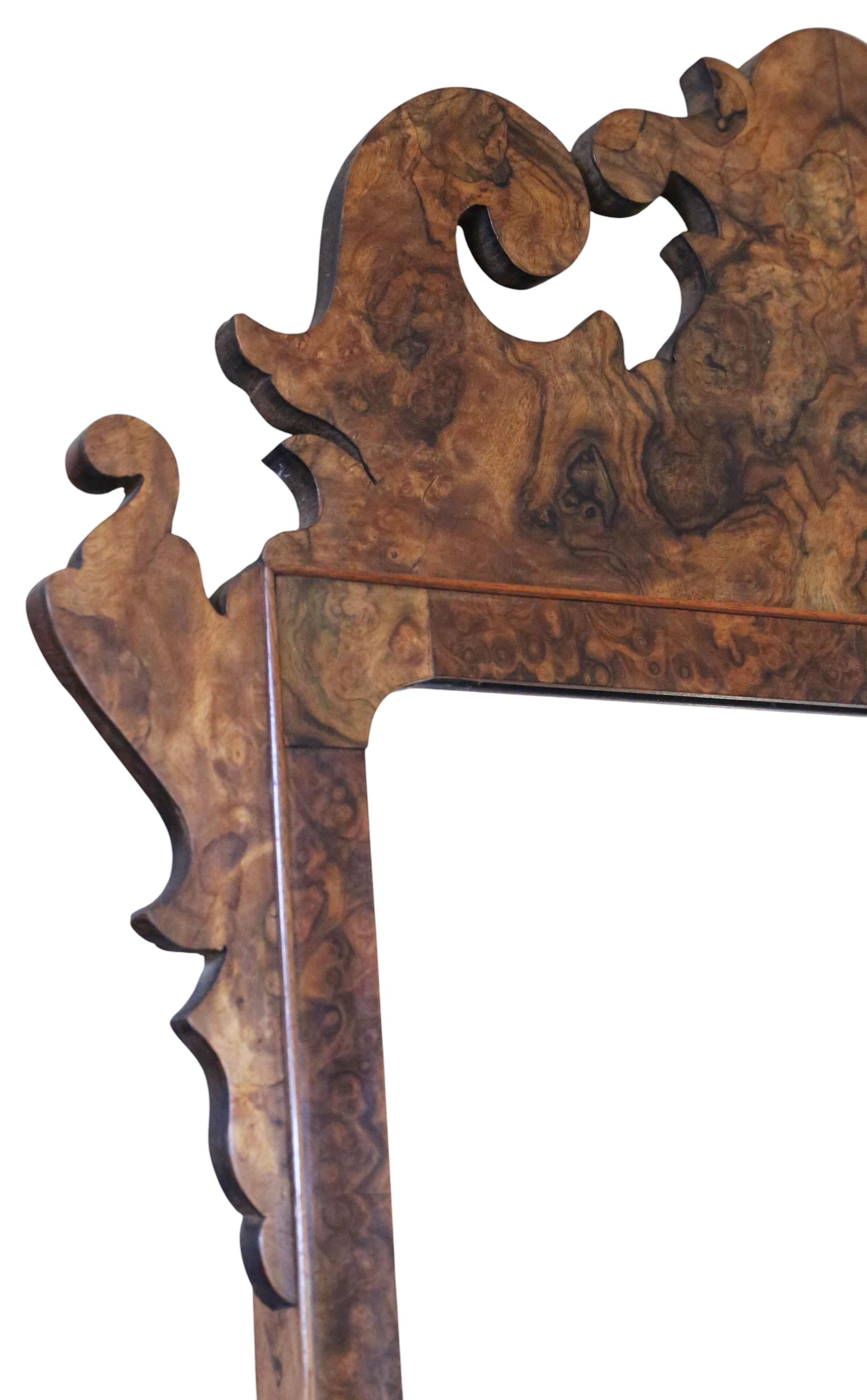 Britannique Antique A.I.C C. C'est un miroir de style néo-géorgien en ronce de noyer. en vente