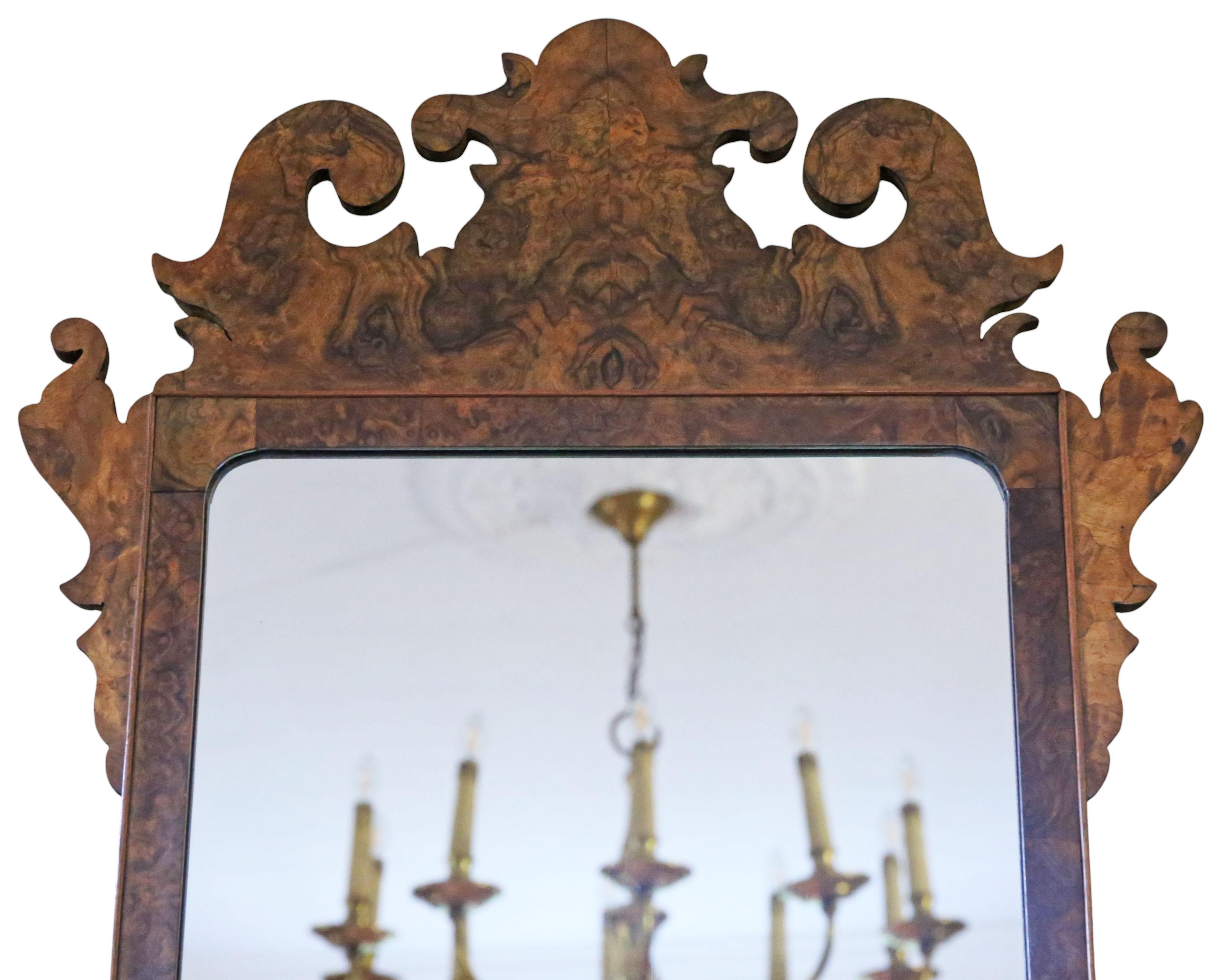 Antique A.I.C C. C'est un miroir de style néo-géorgien en ronce de noyer. Bon état - En vente à Wisbech, Cambridgeshire