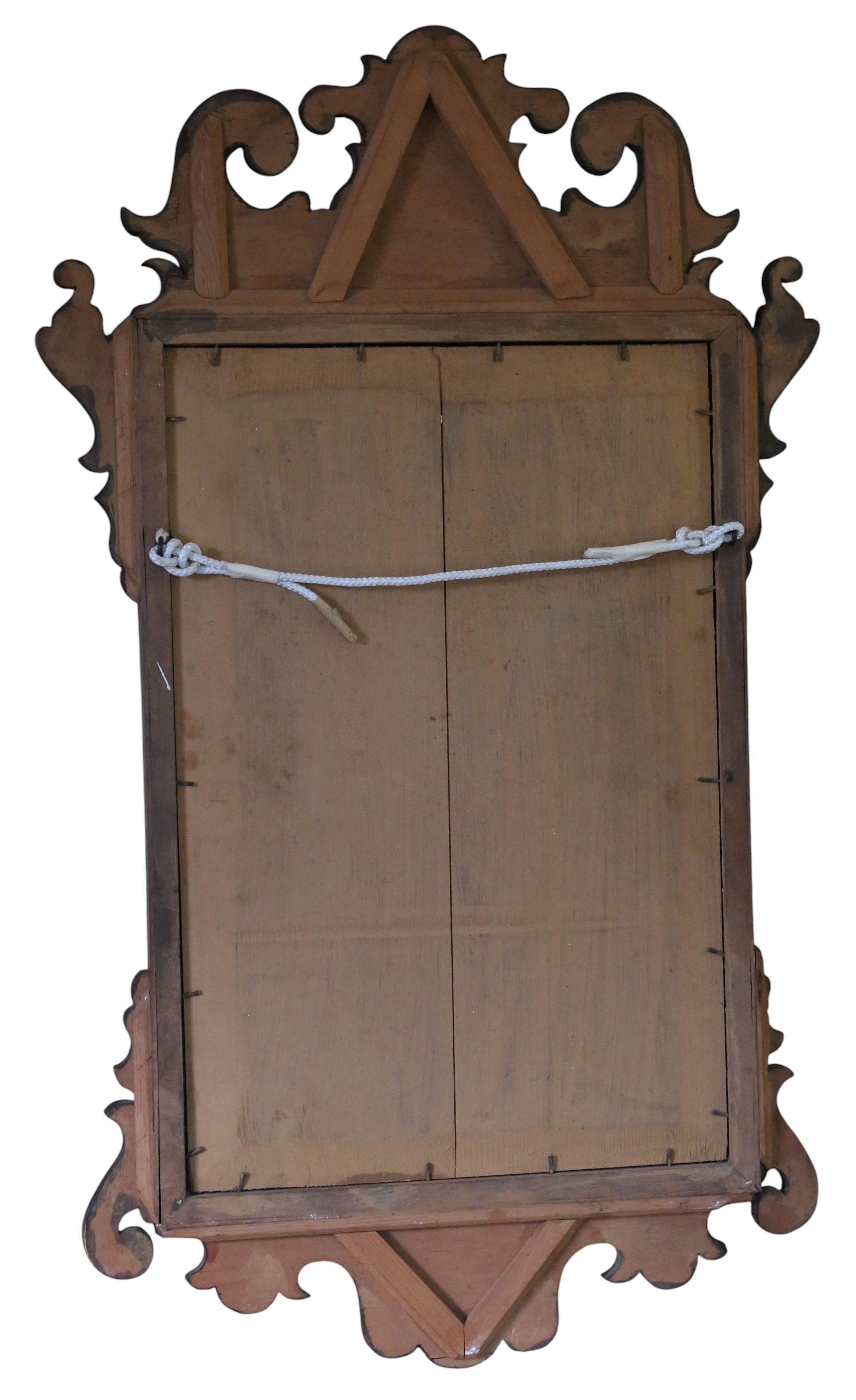 Verre Antique A.I.C C. C'est un miroir de style néo-géorgien en ronce de noyer. en vente