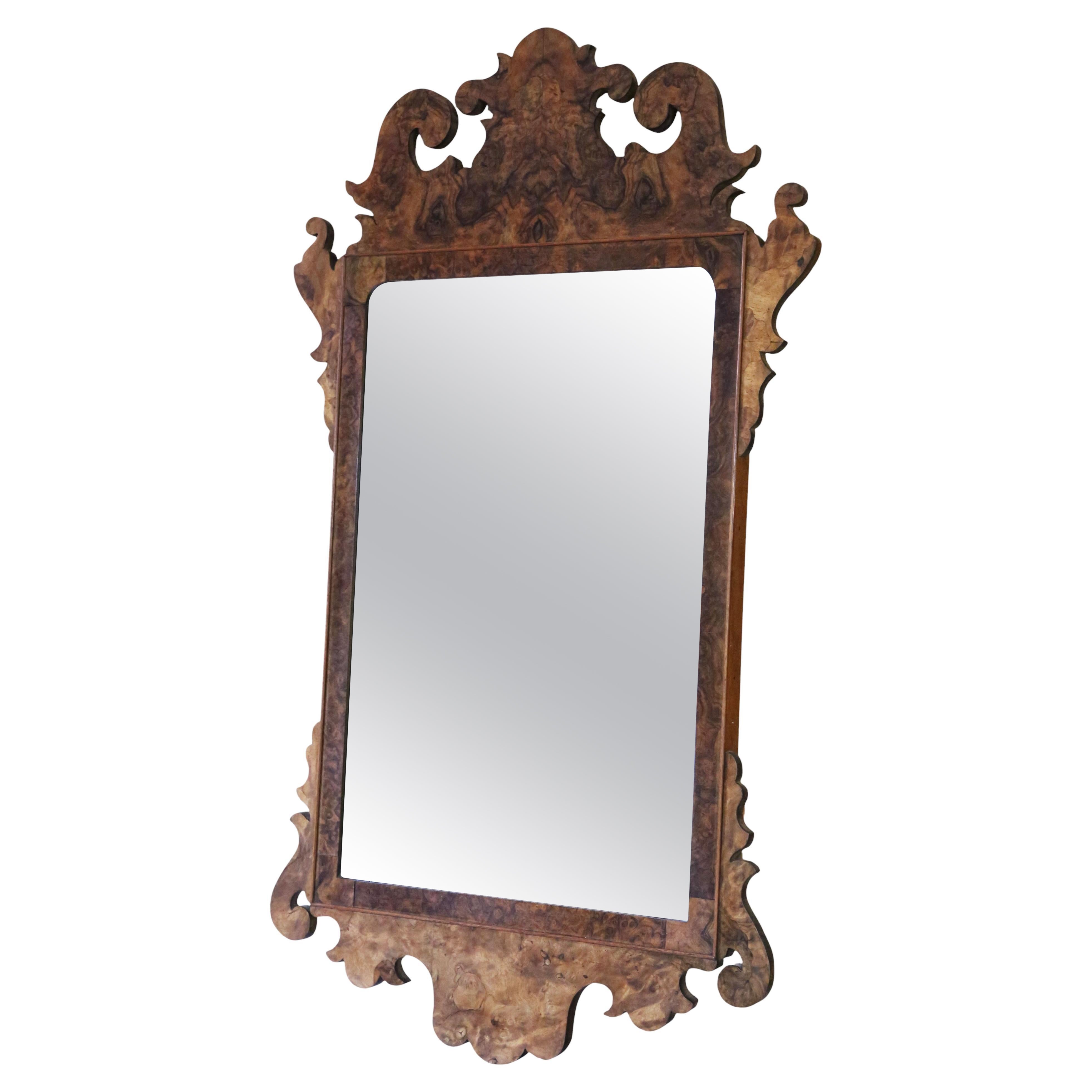 Antique A.I.C C. C
est un miroir de style néo-géorgien en ronce de noyer. en vente