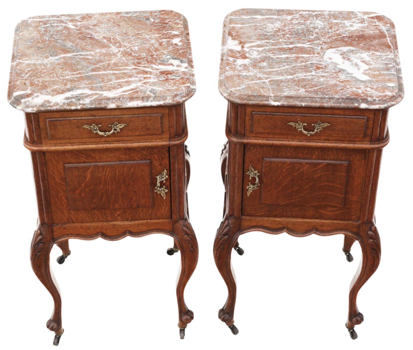 Début du 20ème siècle Ancienne paire de tables de chevet en Oak C.I.C. à plateau de marbre - Tables de nuit de grande qualité en vente