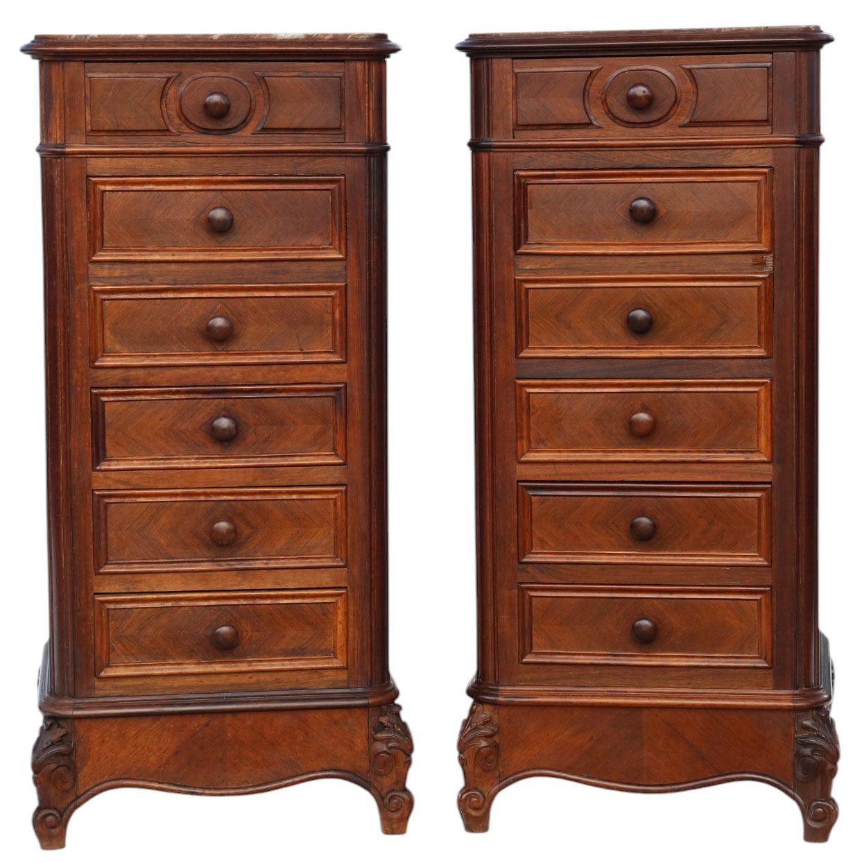 Antica coppia di comodini alti in legno impiallacciato del 1910 ca.

Una rara ed elegante coppia di alti comodini in parquet, risalenti al 1910 circa. Realizzati in quercia e mogano con impiallacciature decorative in parquet, questi comodini dalle