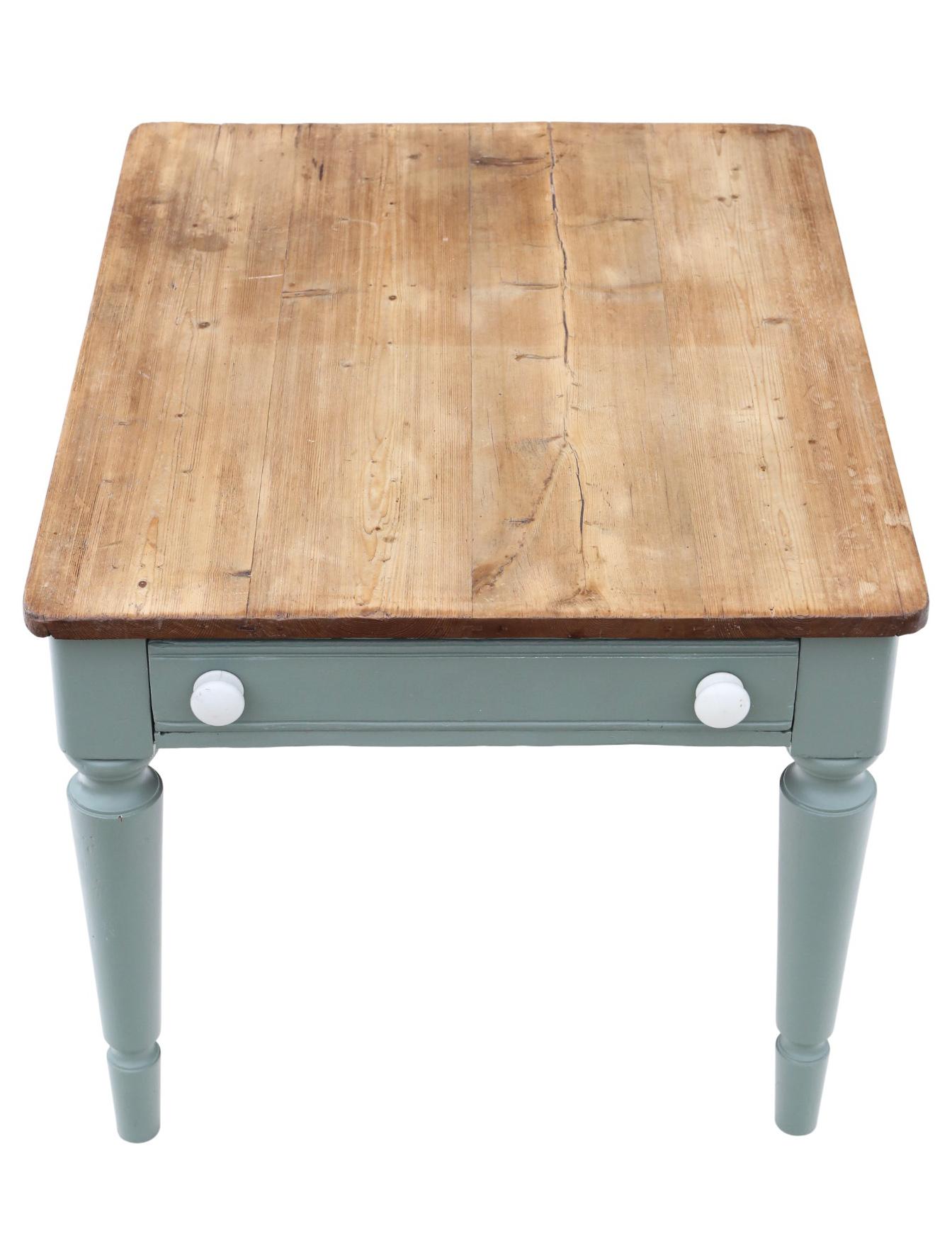 Bois A.I.C C C'est une table de cuisine et de salle à manger ancienne en pin avec tiroir de bout - Belle qualité en vente