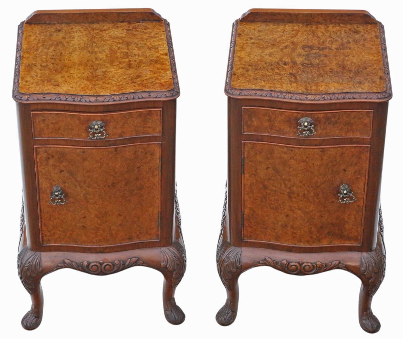 Britannique Ancienne paire de tables de chevet en ronce de noyer datant de C.I.C. - Tables de nuit de grande qualité en vente