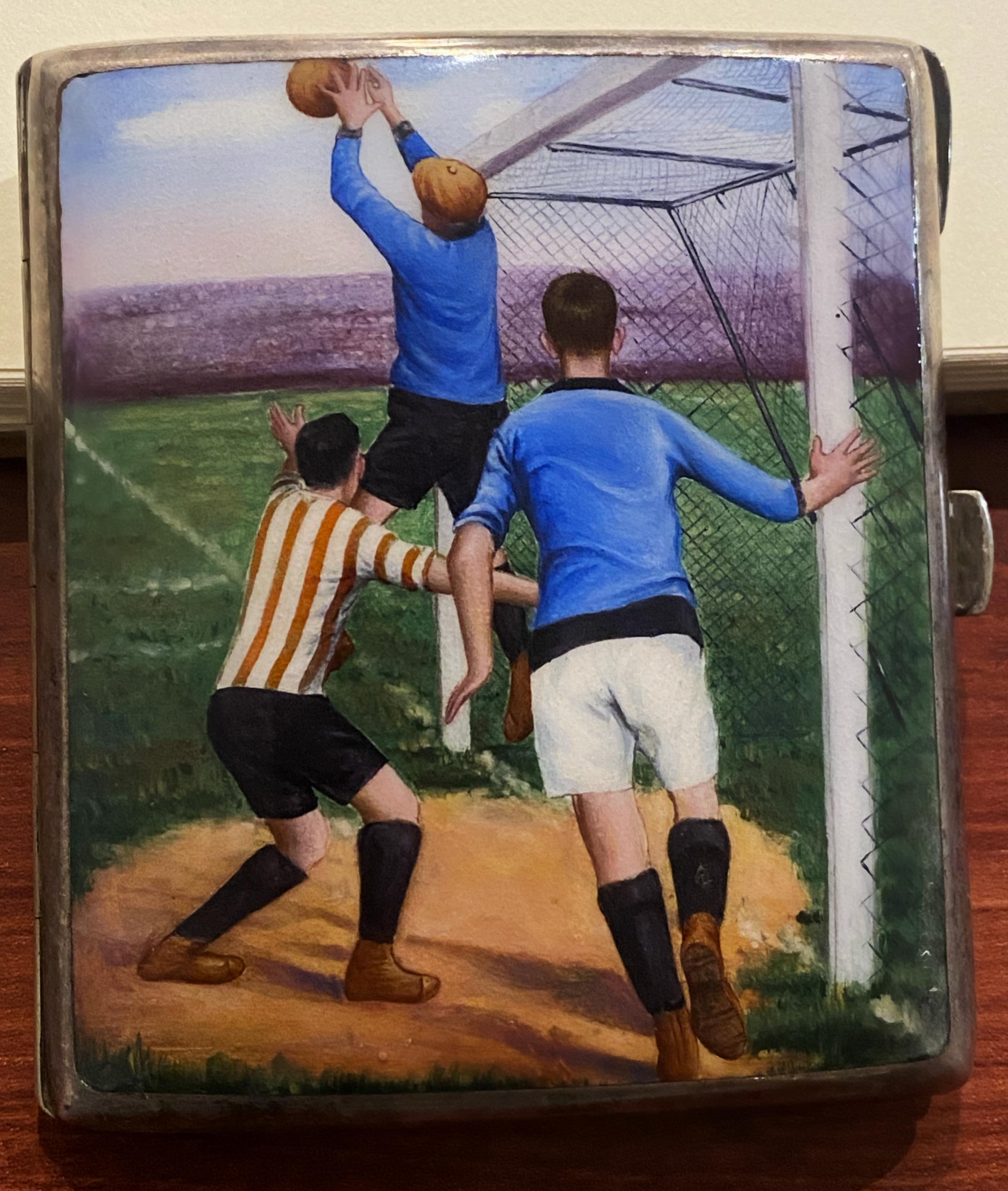 Art déco Etui à cigarettes ancien en Alpacca et émail avec scène de football vers 1920 en vente