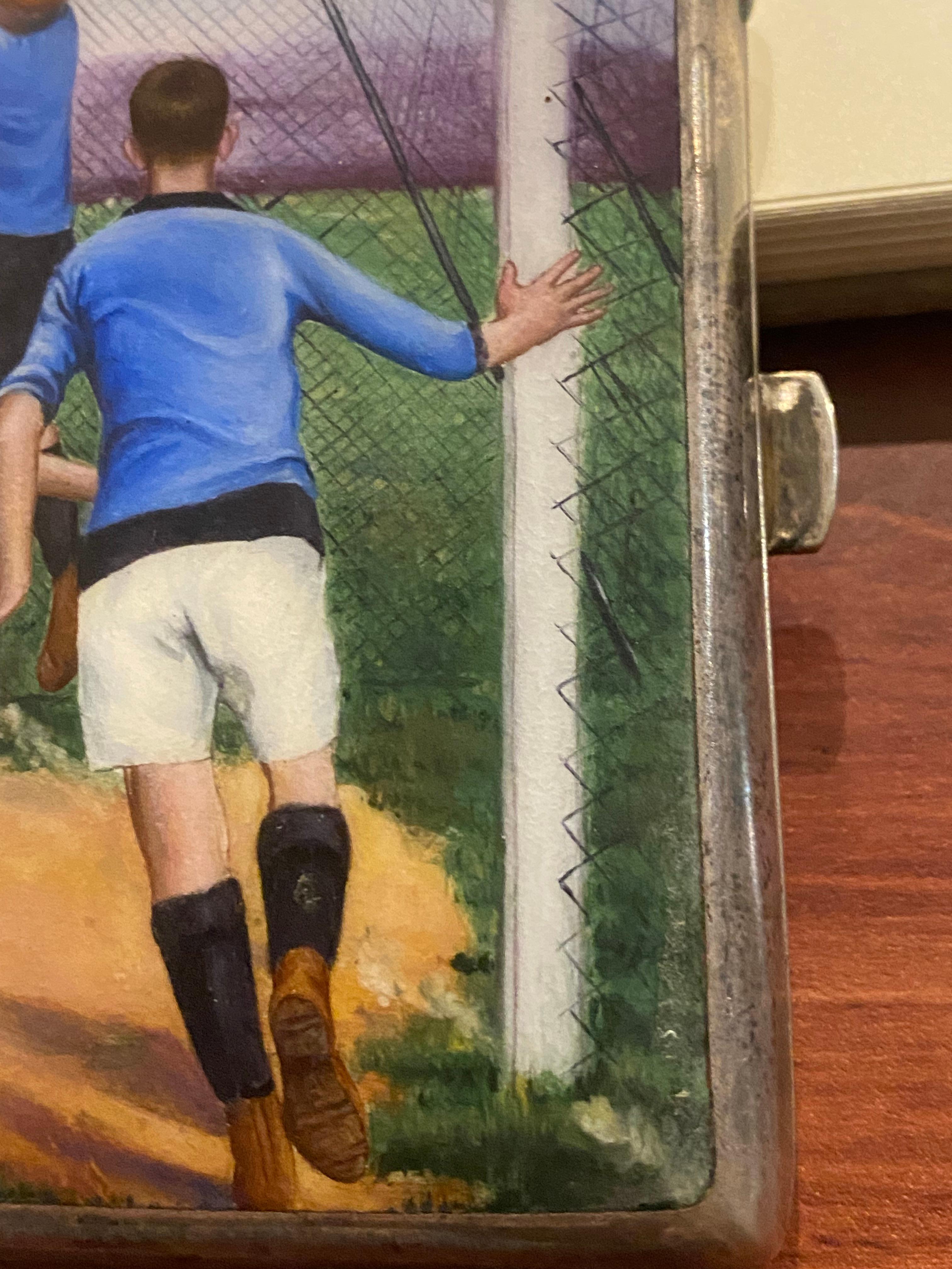 Etui à cigarettes ancien en Alpacca et émail avec scène de football vers 1920 Pour hommes en vente