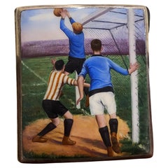Antiguo c1920 Alpacca y esmalte "Escena de fútbol" Pitillera