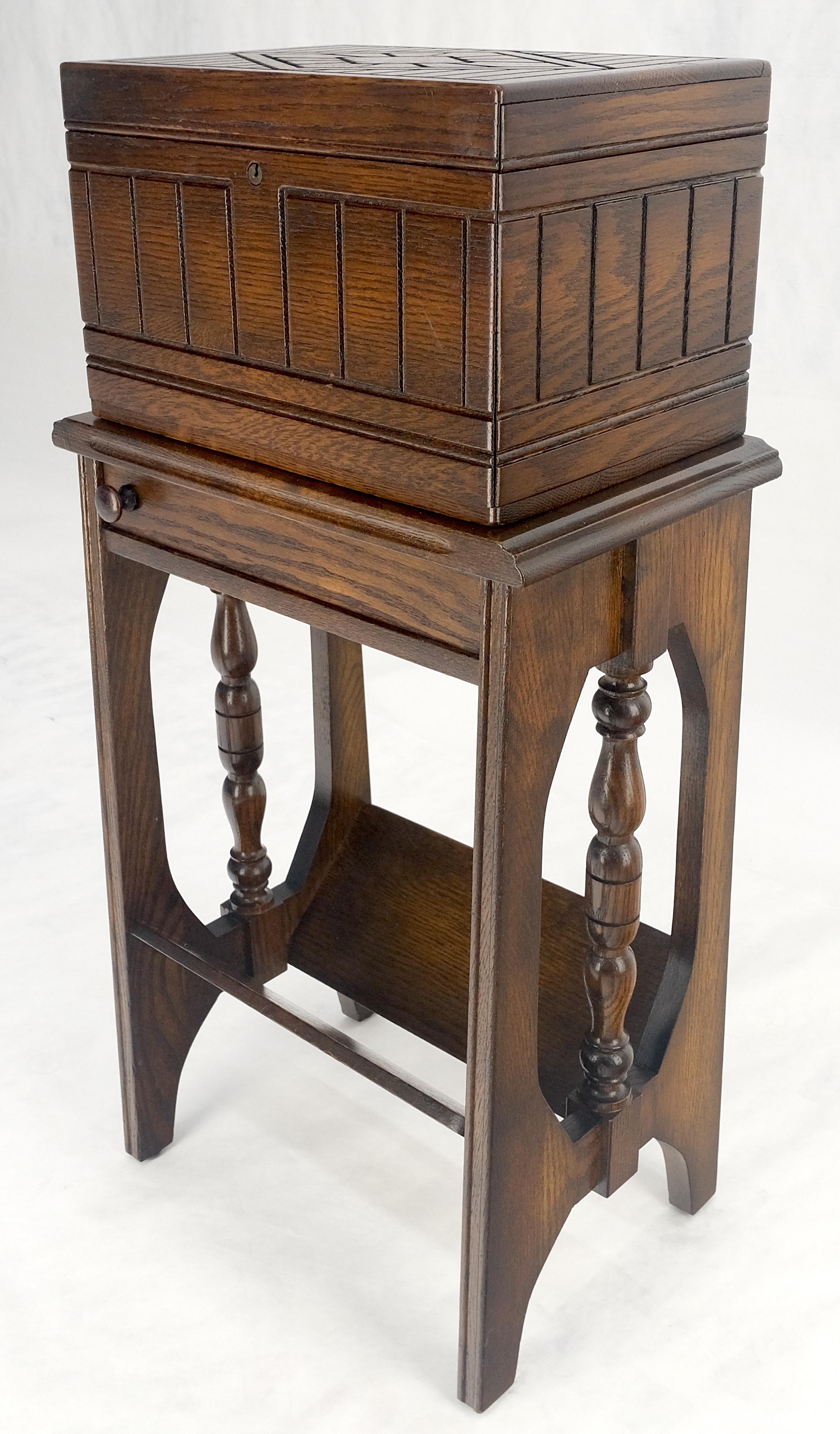Antiguo c1920s Art Decó Humidor de roble macizo sobre soporte con cenicero giratorio incorporado en venta 3