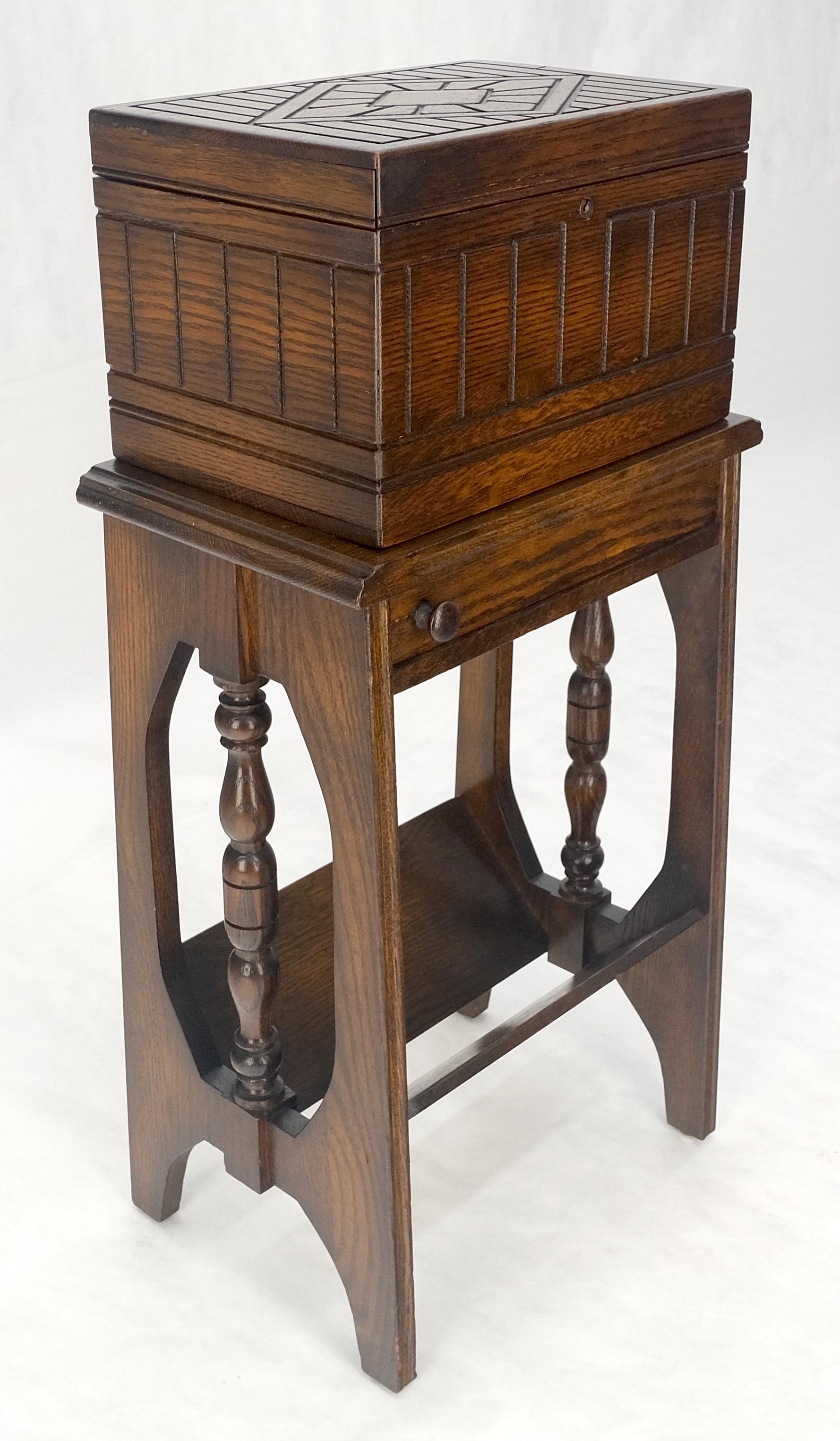 Antiguo c1920s Art Decó Humidor de roble macizo sobre soporte con cenicero giratorio incorporado en venta 4