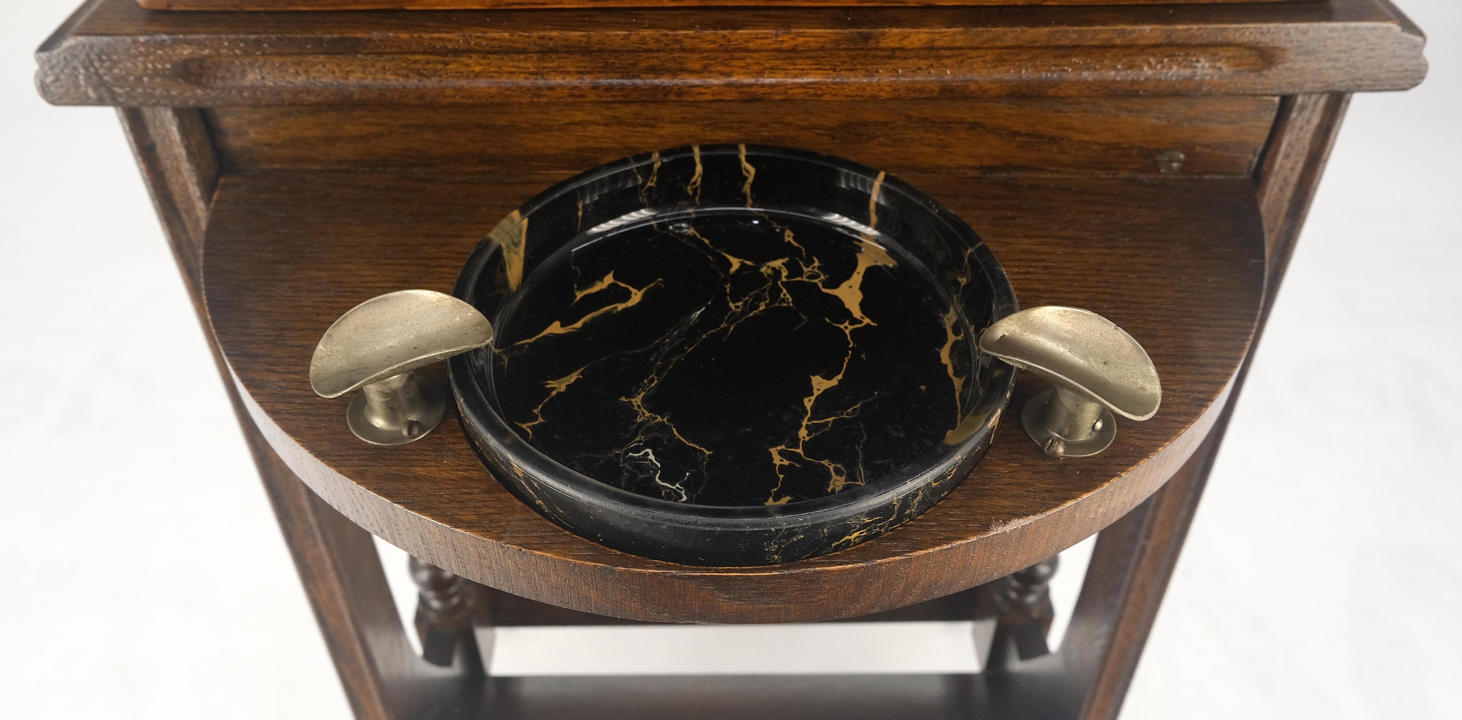 Antiguo Humidificador Art Decó de 1920 de roble macizo con soporte, cenicero giratorio incorporado y estantería.