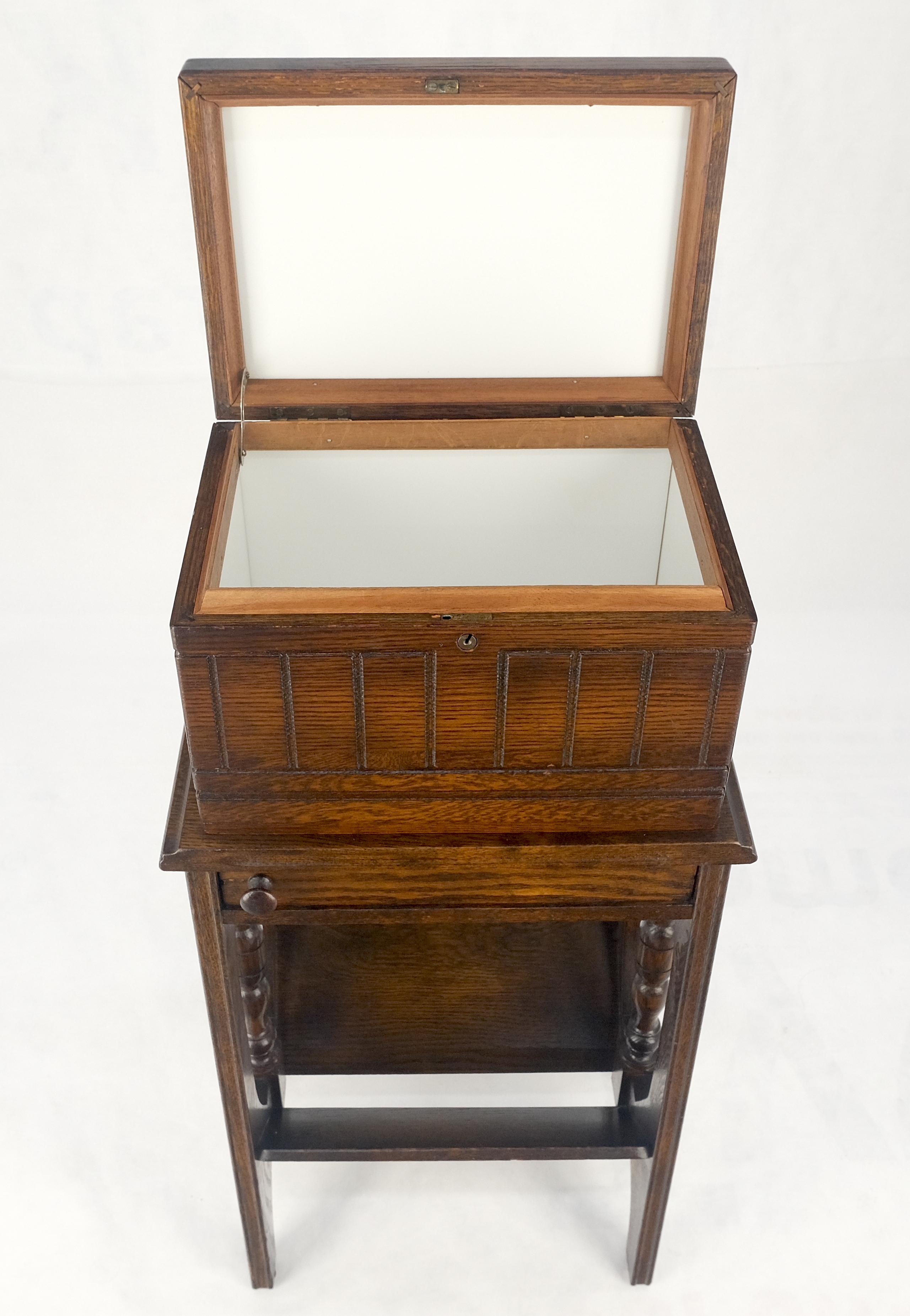 Antiguo c1920s Art Decó Humidor de roble macizo sobre soporte con cenicero giratorio incorporado Artes y manualidades en venta