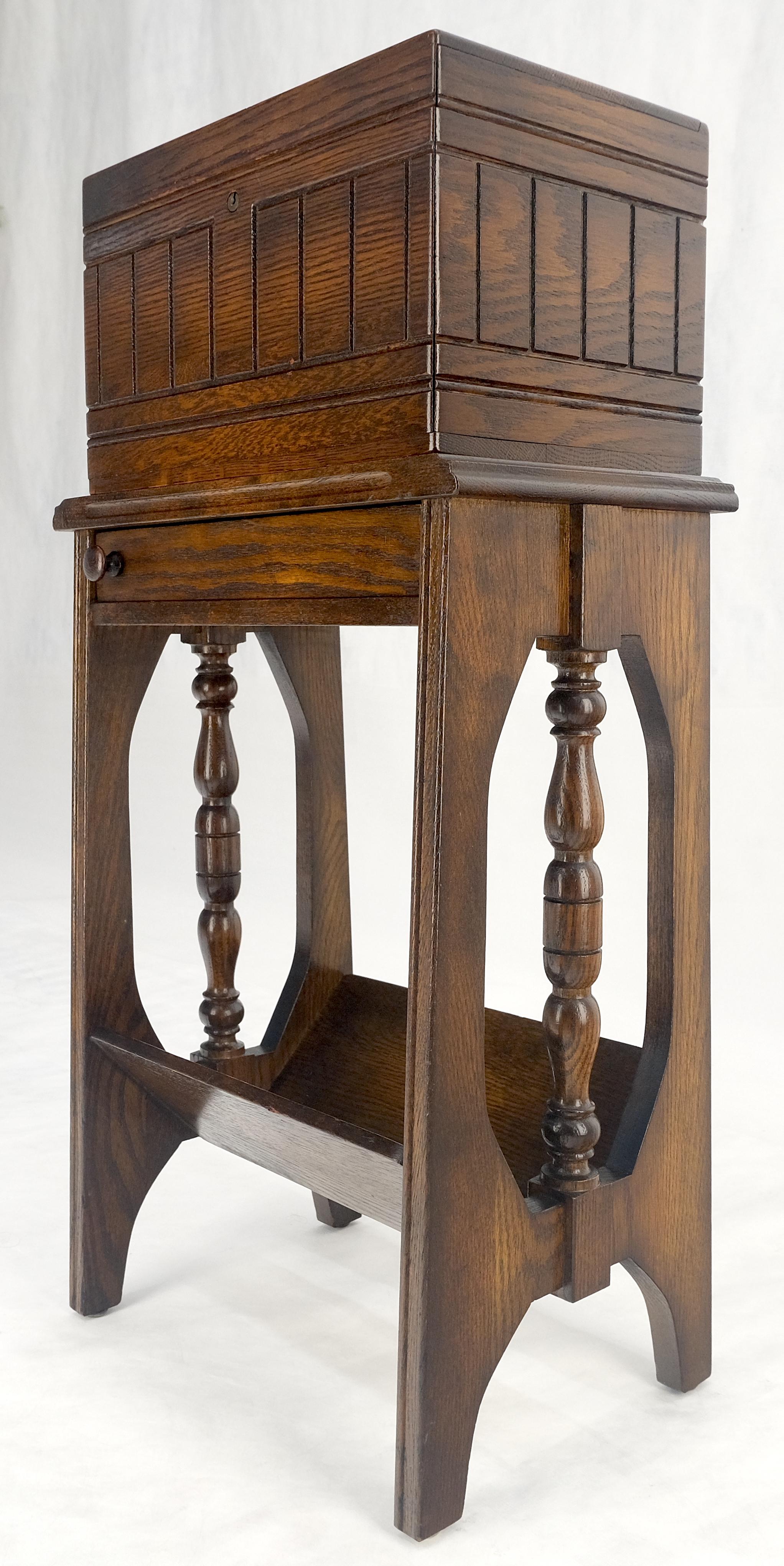 Antiguo c1920s Art Decó Humidor de roble macizo sobre soporte con cenicero giratorio incorporado Estadounidense en venta
