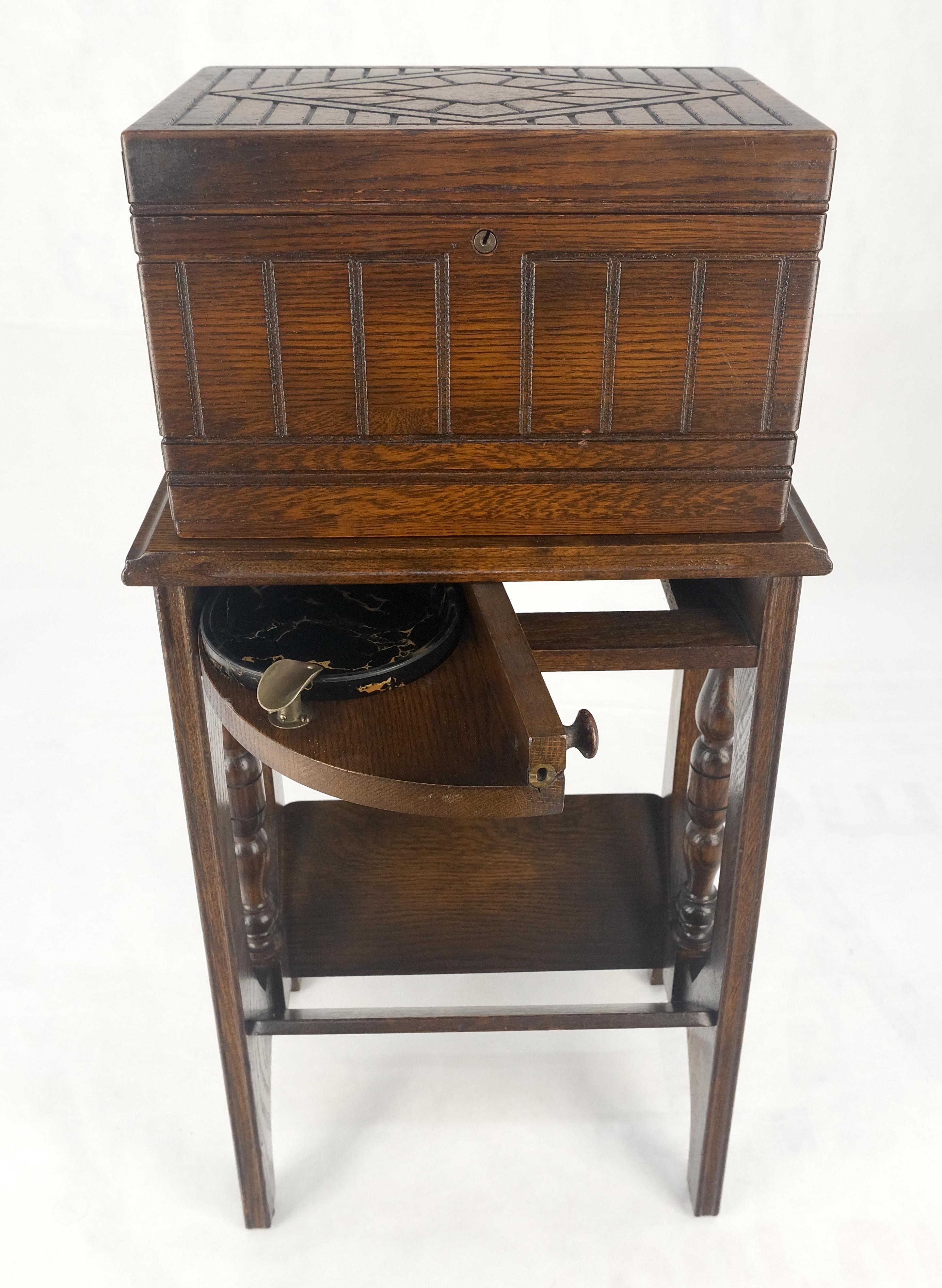 Antiguo c1920s Art Decó Humidor de roble macizo sobre soporte con cenicero giratorio incorporado Lacado en venta