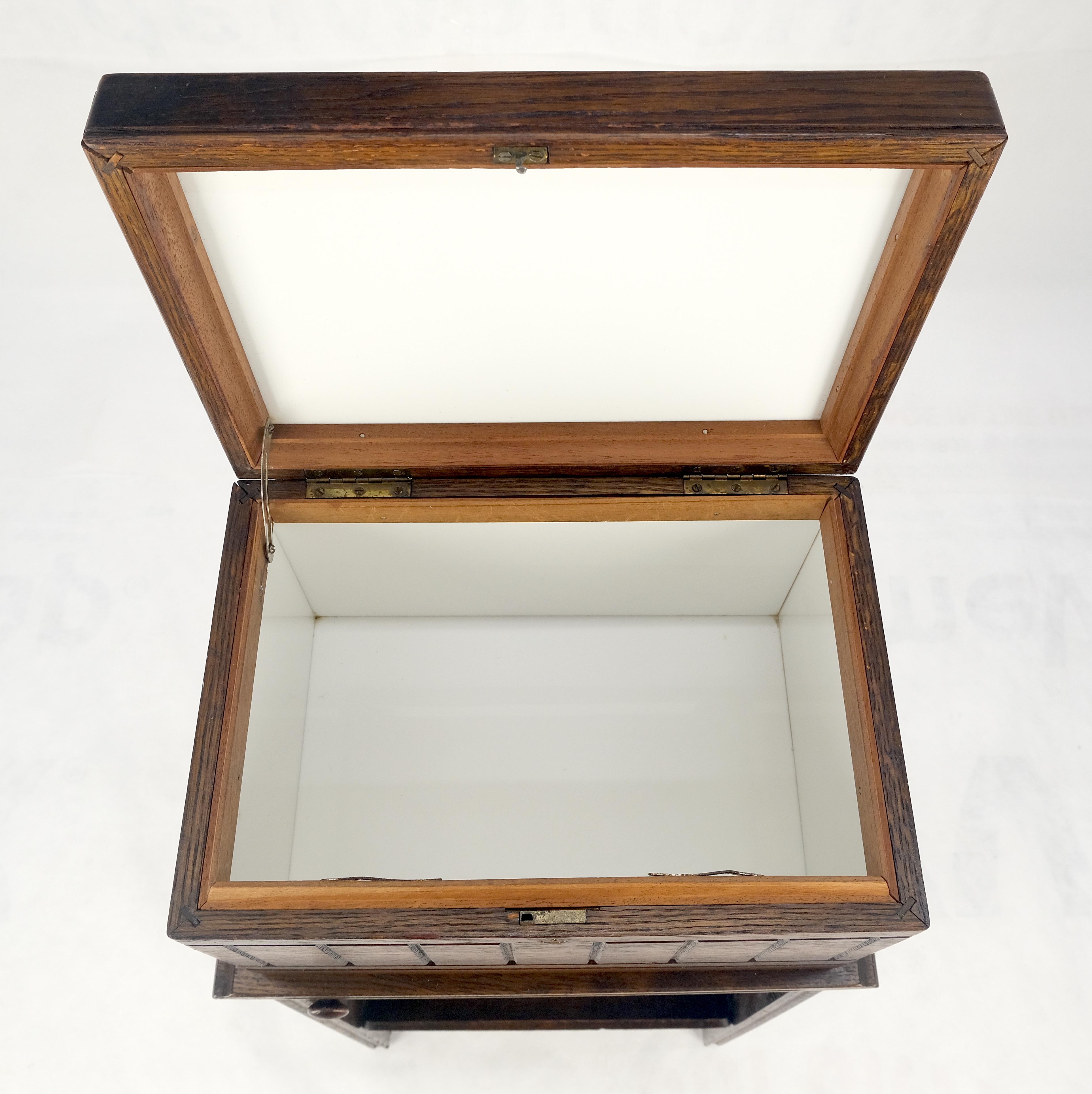Antiguo c1920s Art Decó Humidor de roble macizo sobre soporte con cenicero giratorio incorporado en Bueno estado para la venta en Rockaway, NJ