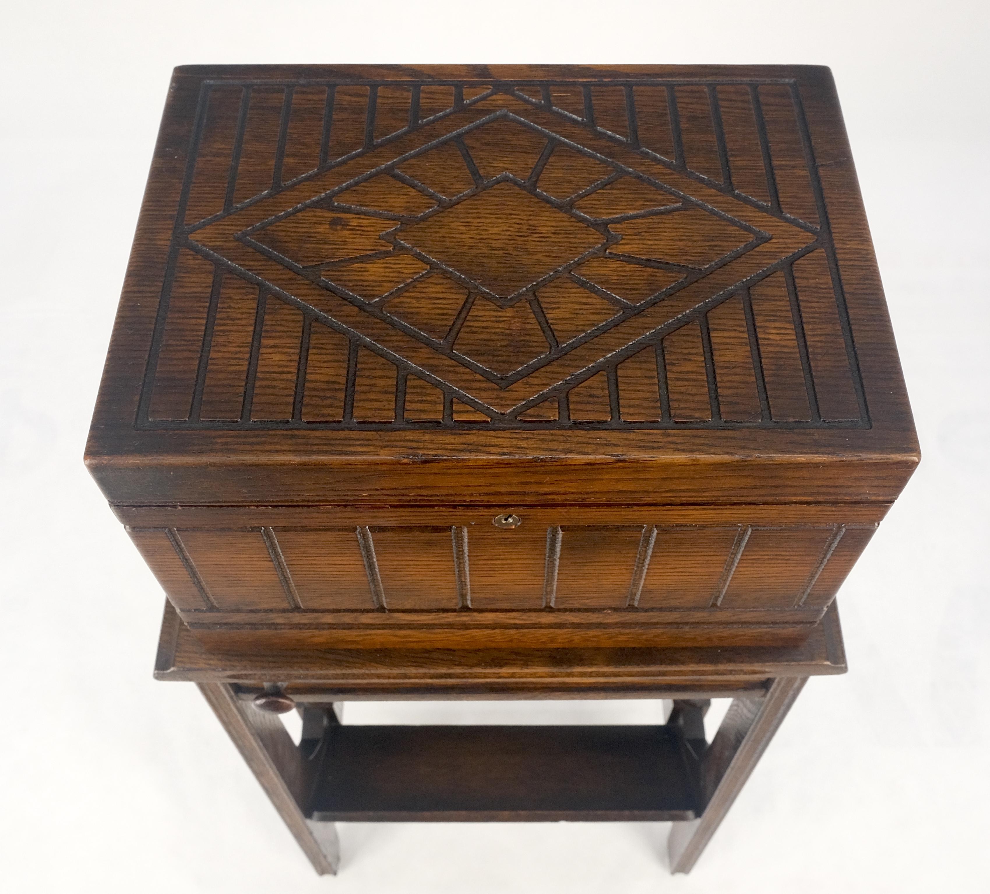 Antiguo c1920s Art Decó Humidor de roble macizo sobre soporte con cenicero giratorio incorporado siglo XX en venta