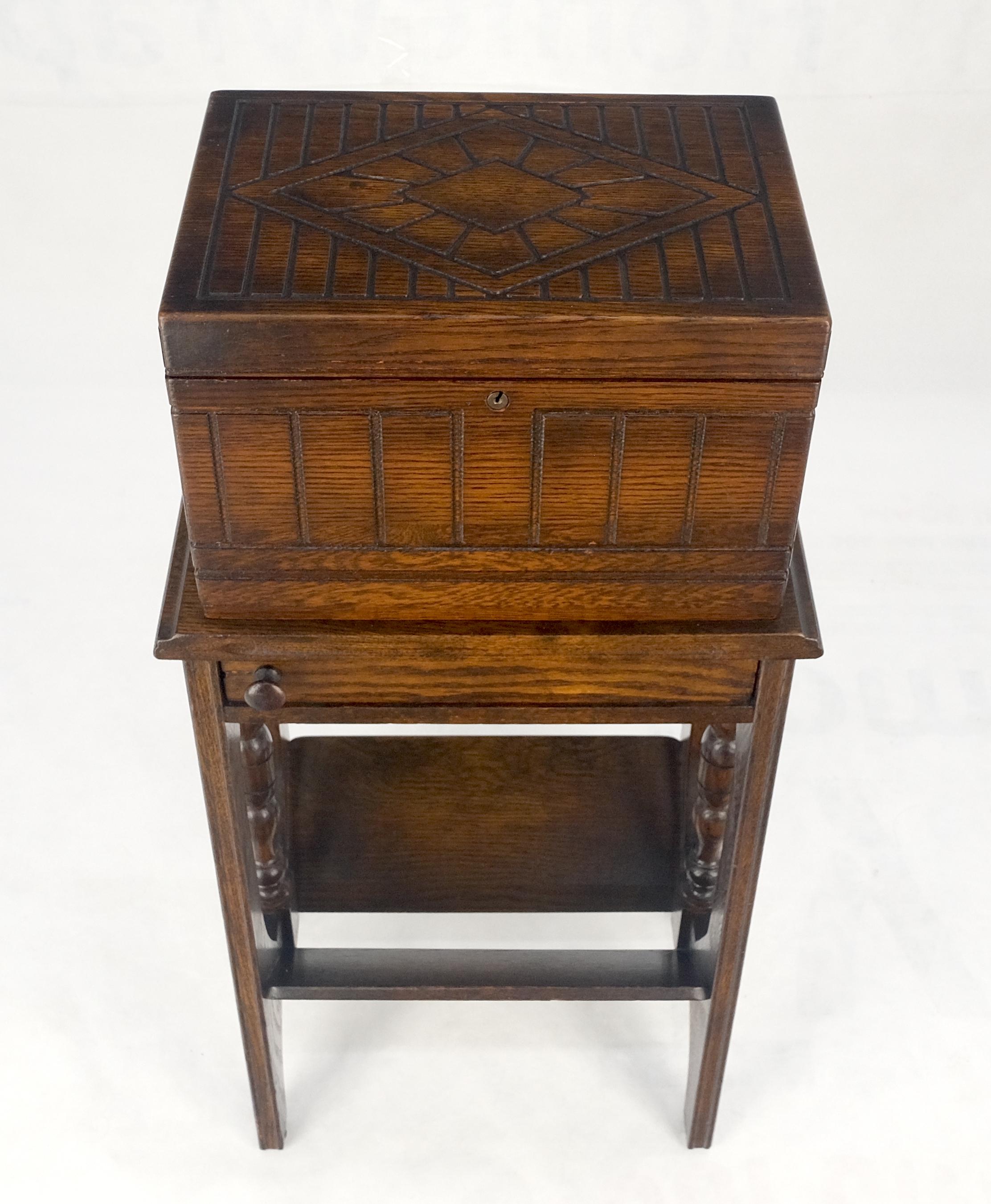 Antiguo c1920s Art Decó Humidor de roble macizo sobre soporte con cenicero giratorio incorporado Vidrio en venta