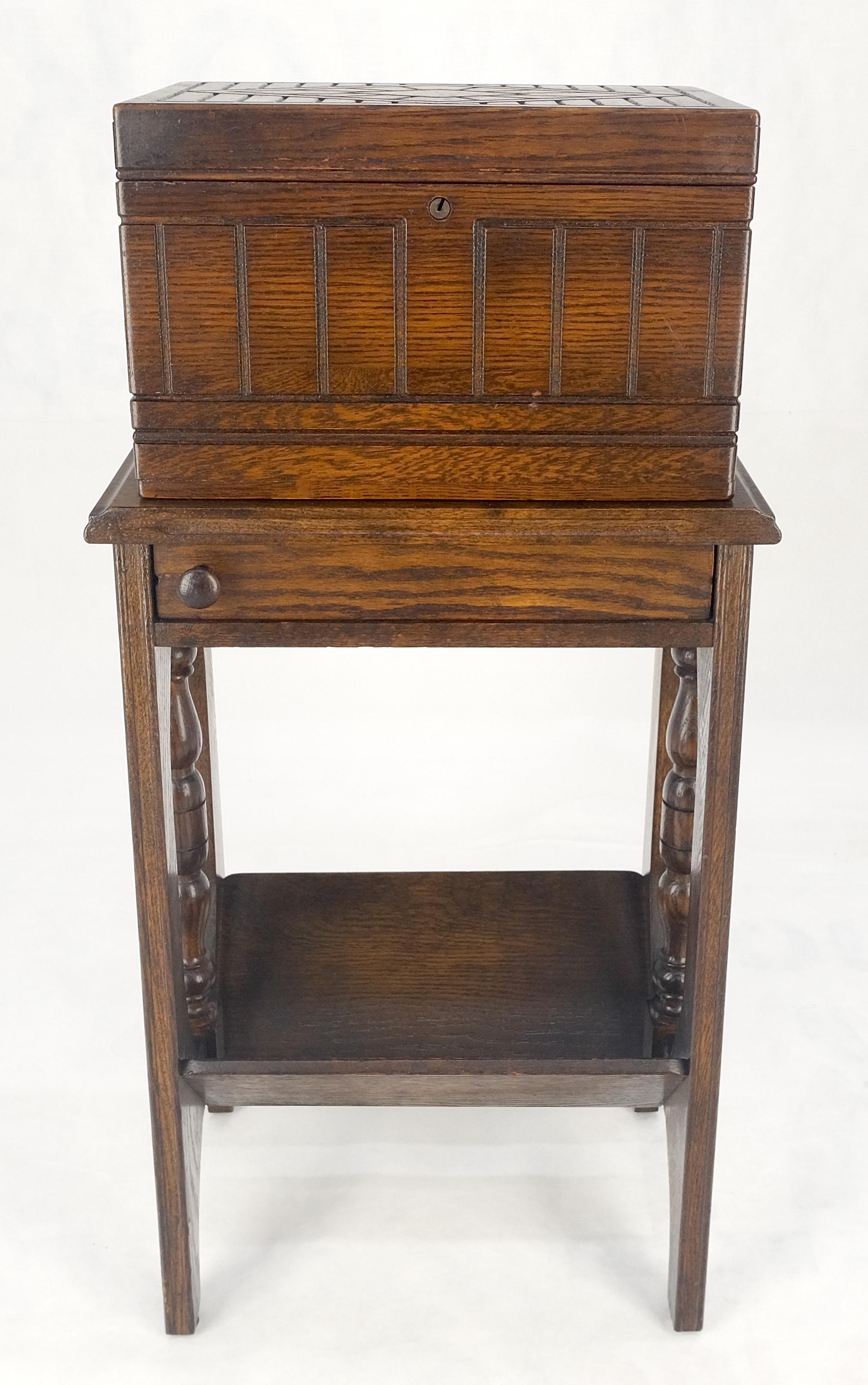 Antiguo c1920s Art Decó Humidor de roble macizo sobre soporte con cenicero giratorio incorporado en venta 1