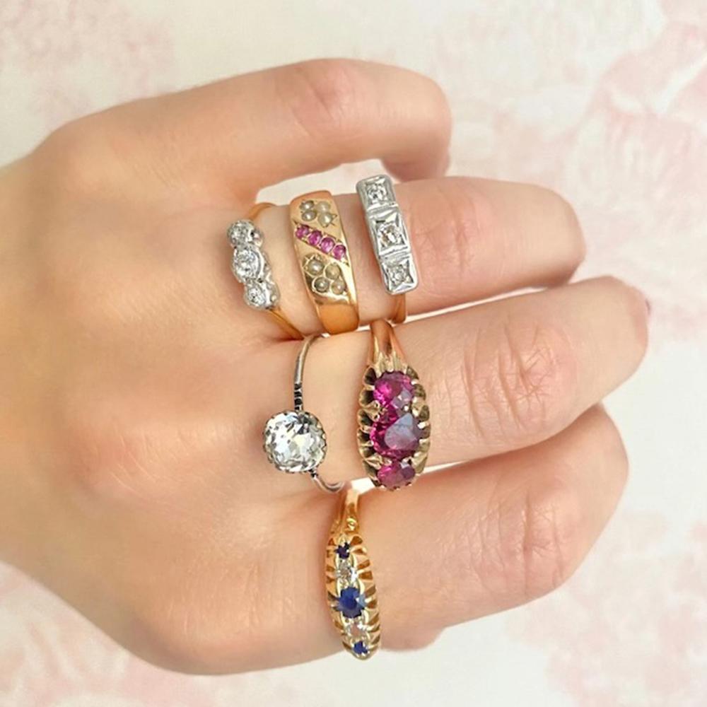Art Déco Antique c.1920s Art Deco Three-Stone Diamond Ring in vendita
