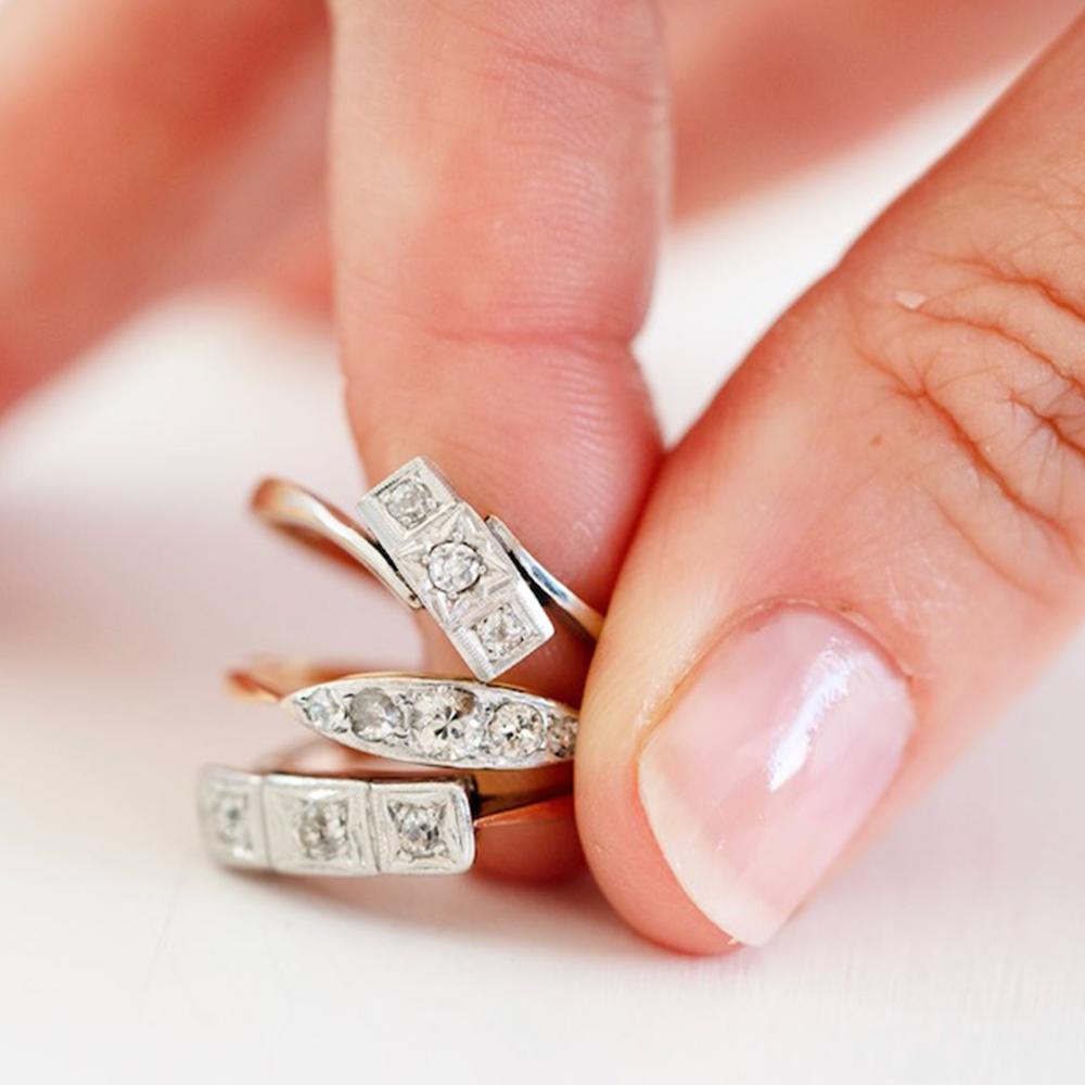 Antique c.1920s Art Deco Three-Stone Diamond Ring In condizioni buone in vendita a London, GB