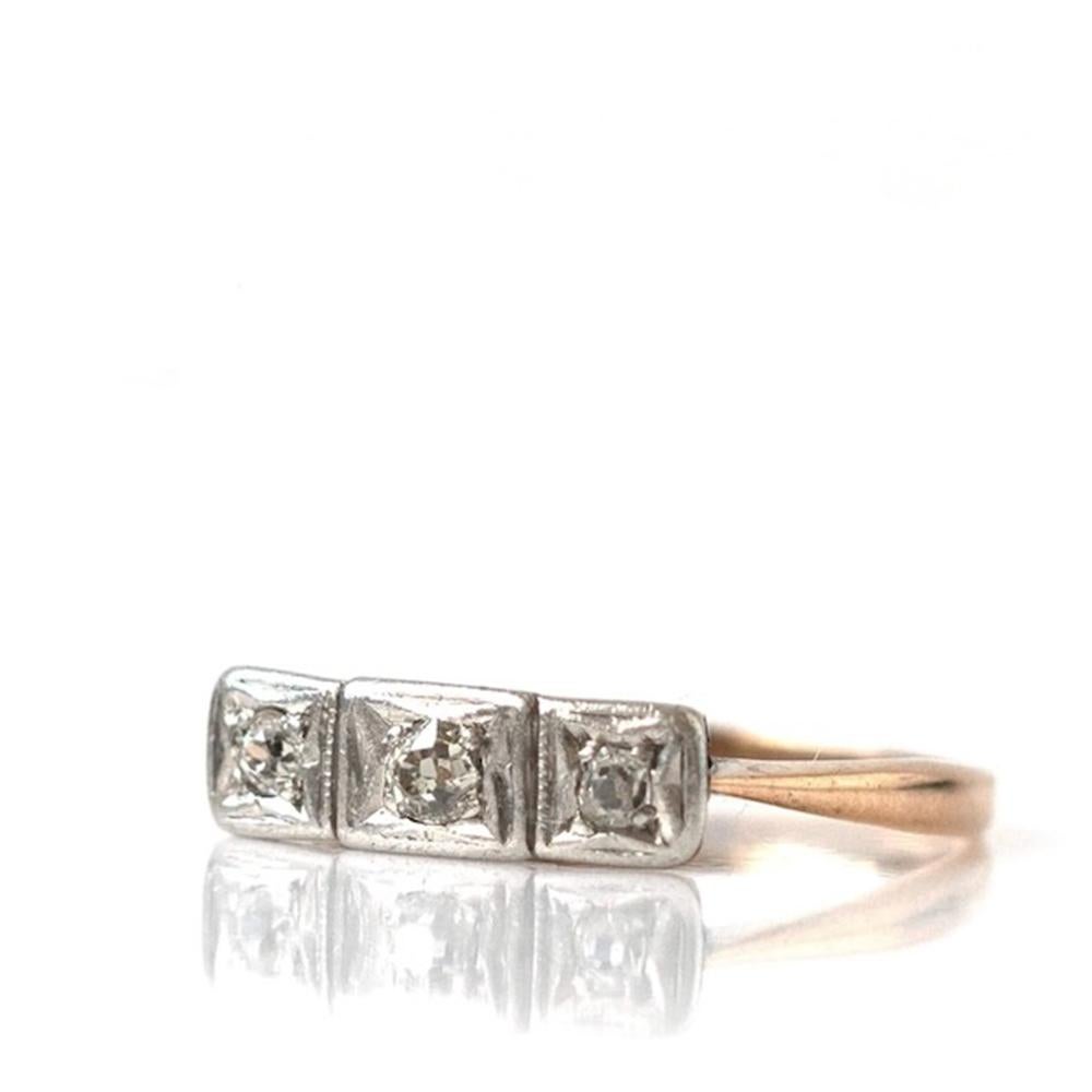 Donna Antique c.1920s Art Deco Three-Stone Diamond Ring in vendita