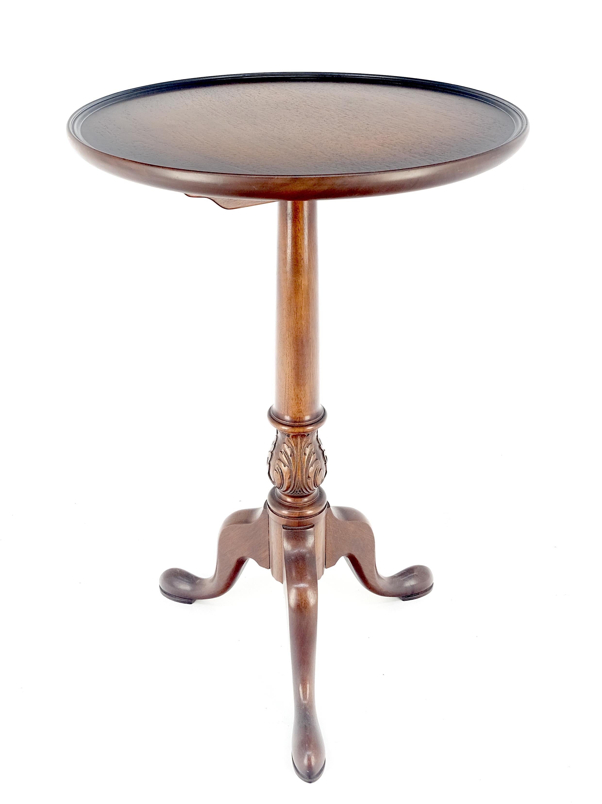 Mid-Century Modern Antique c1920s Carved Mahogany Tripod Base Round Pie Crust Edge Lamp Side Table For Sale