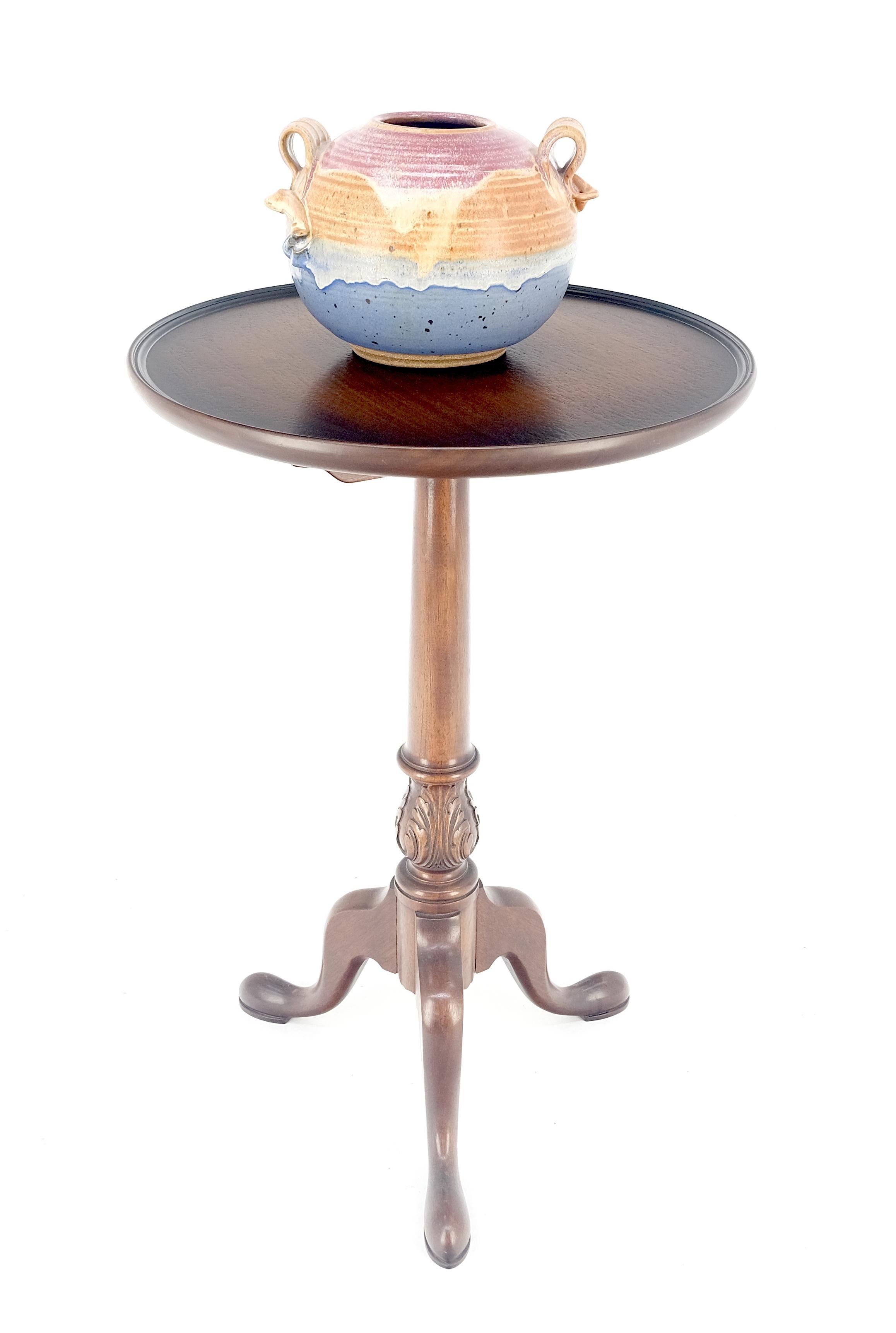 Antique c1920s Carved Mahogany Tripod Base Round Pie Crust Edge Lamp Side Table In Excellent Condition For Sale In Rockaway, NJ