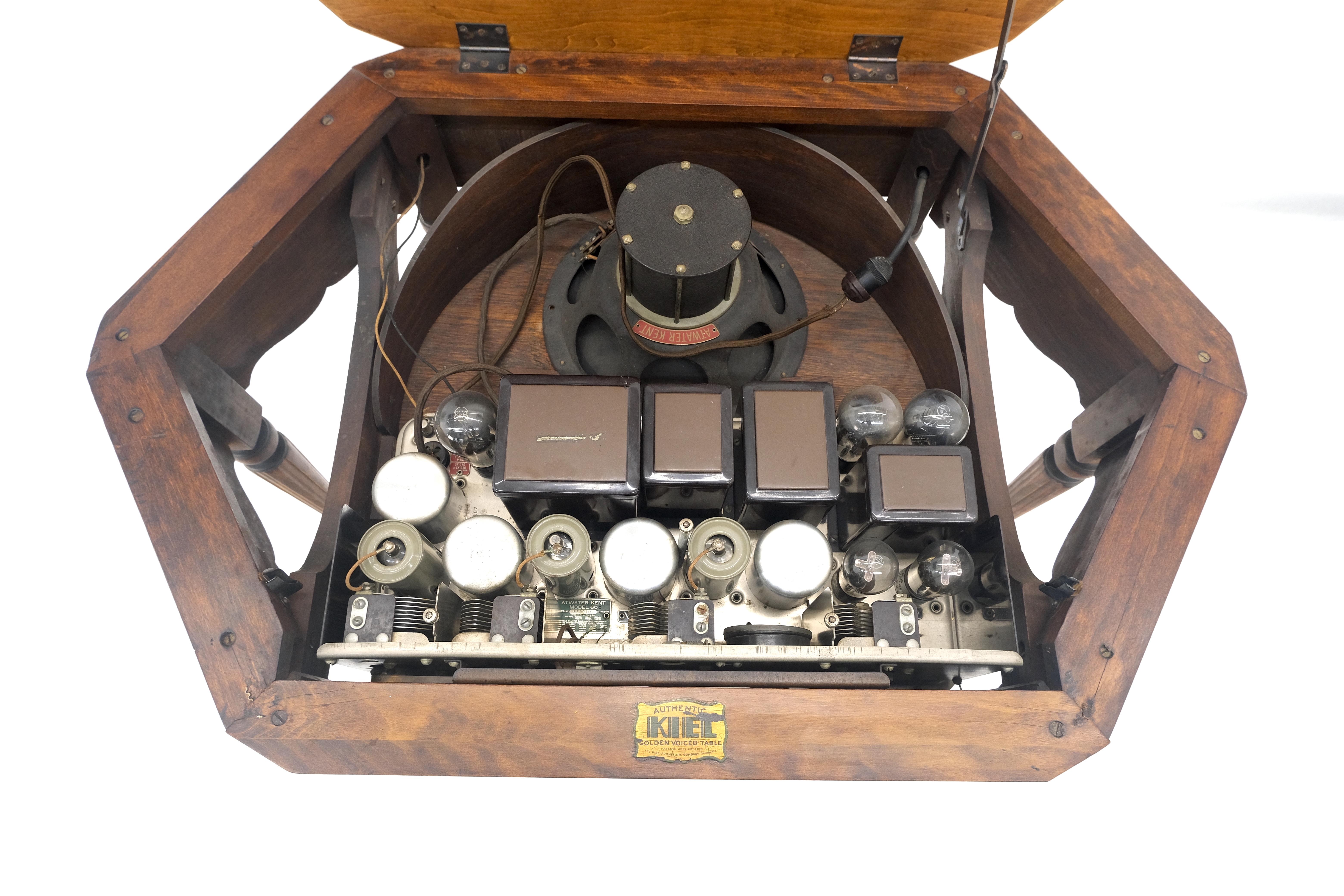 Antiquités c1920s Tube Radio Stunning American Walnut Cabinet Lift Top Table MINT en vente 2