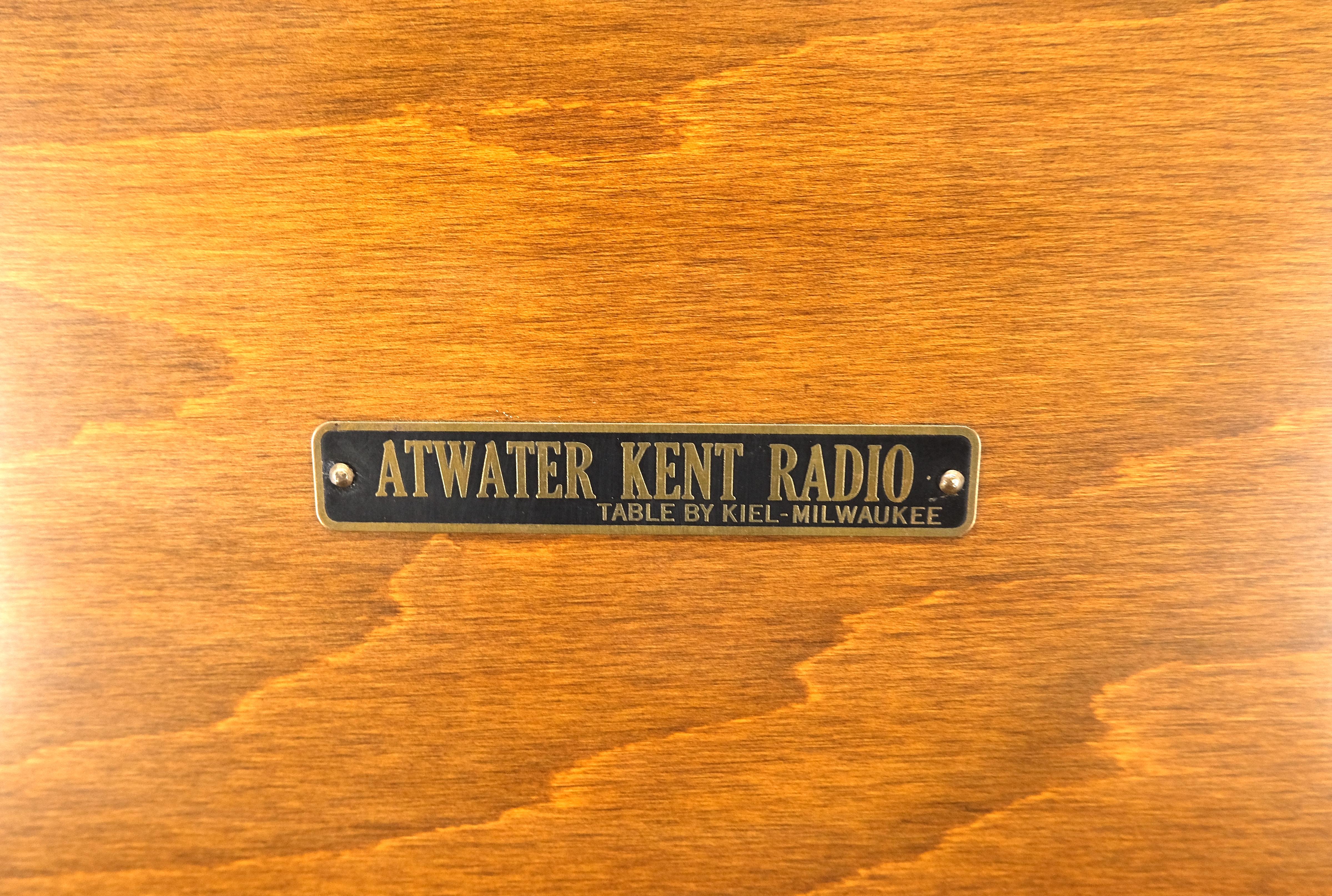 Antiquités c1920s Tube Radio Stunning American Walnut Cabinet Lift Top Table MINT en vente 3