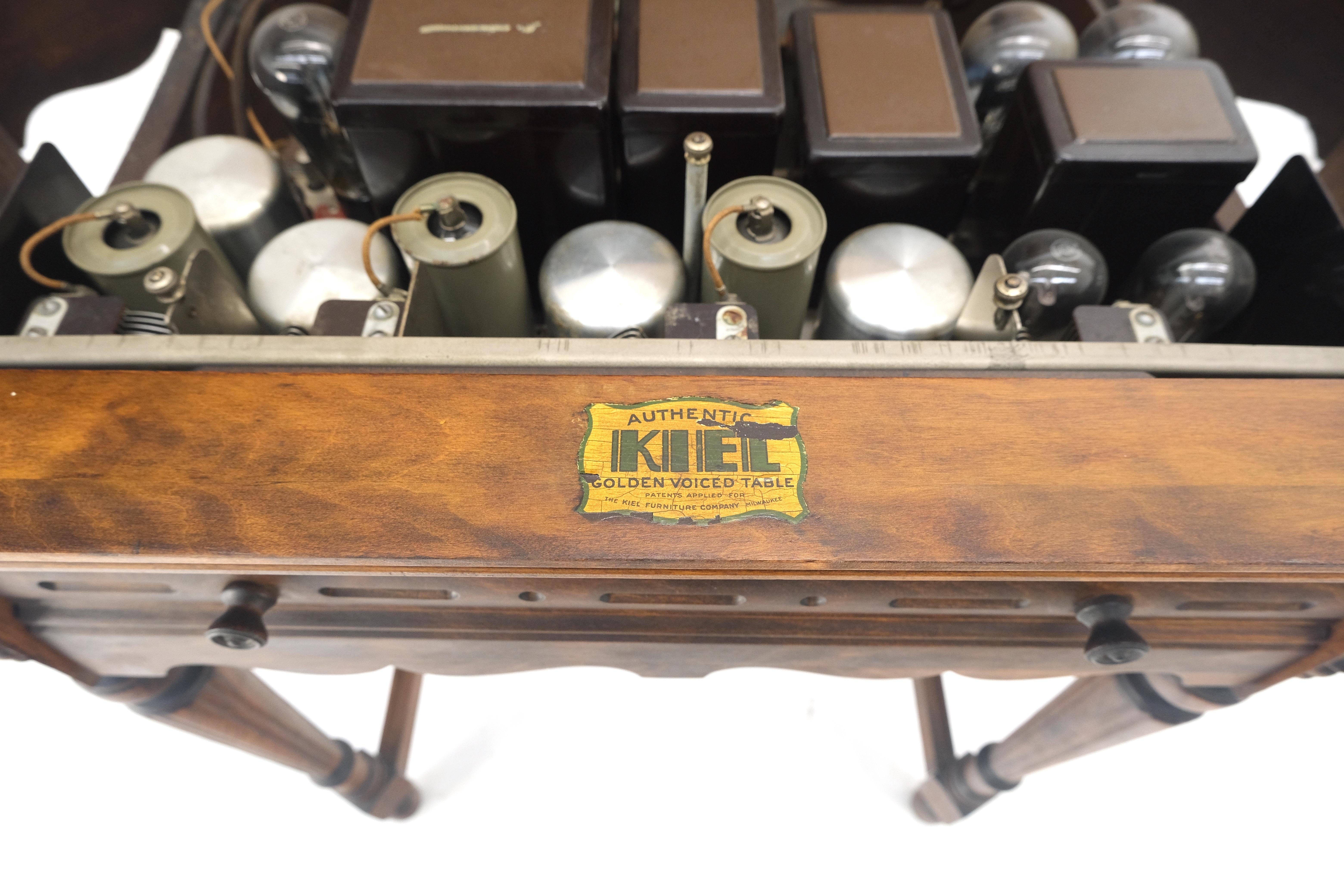 Antiquités c1920s Tube Radio Stunning American Walnut Cabinet Lift Top Table MINT en vente 4