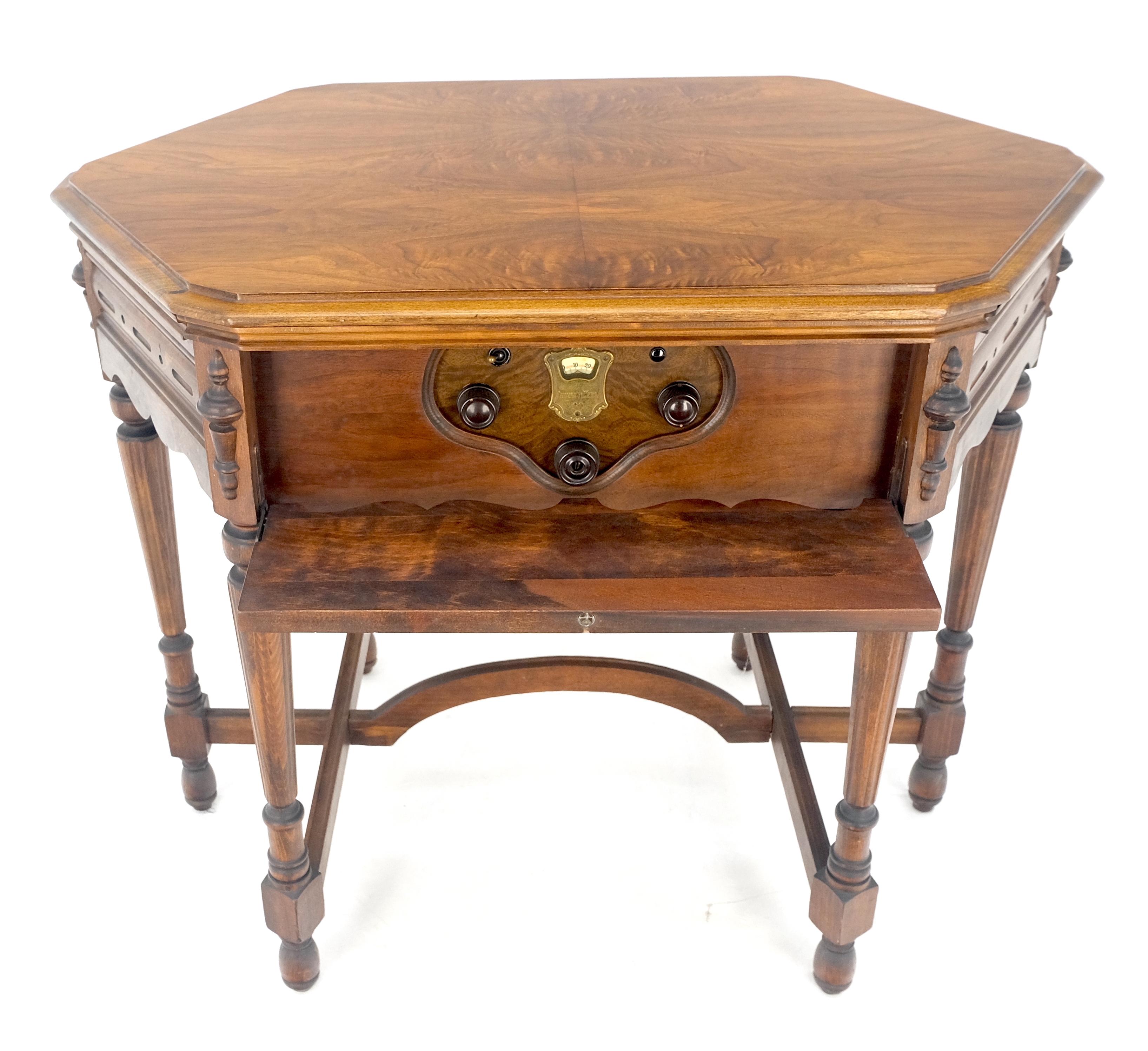 Antiquités c1920s Tube Radio Stunning American Walnut Cabinet Lift Top Table MINT en vente 5