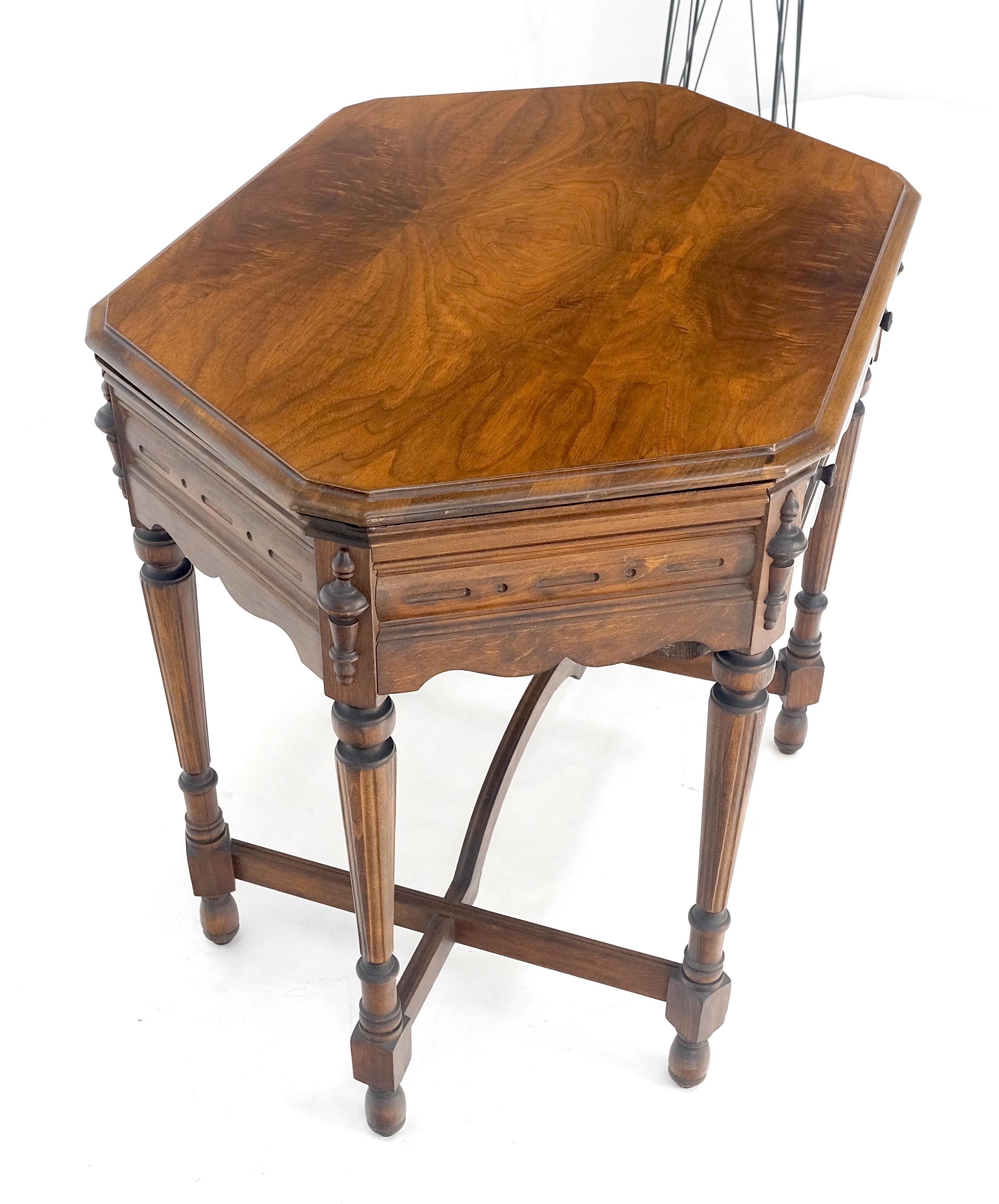 Antiquités c1920s Tube Radio Stunning American Walnut Cabinet Lift Top Table MINT en vente 6