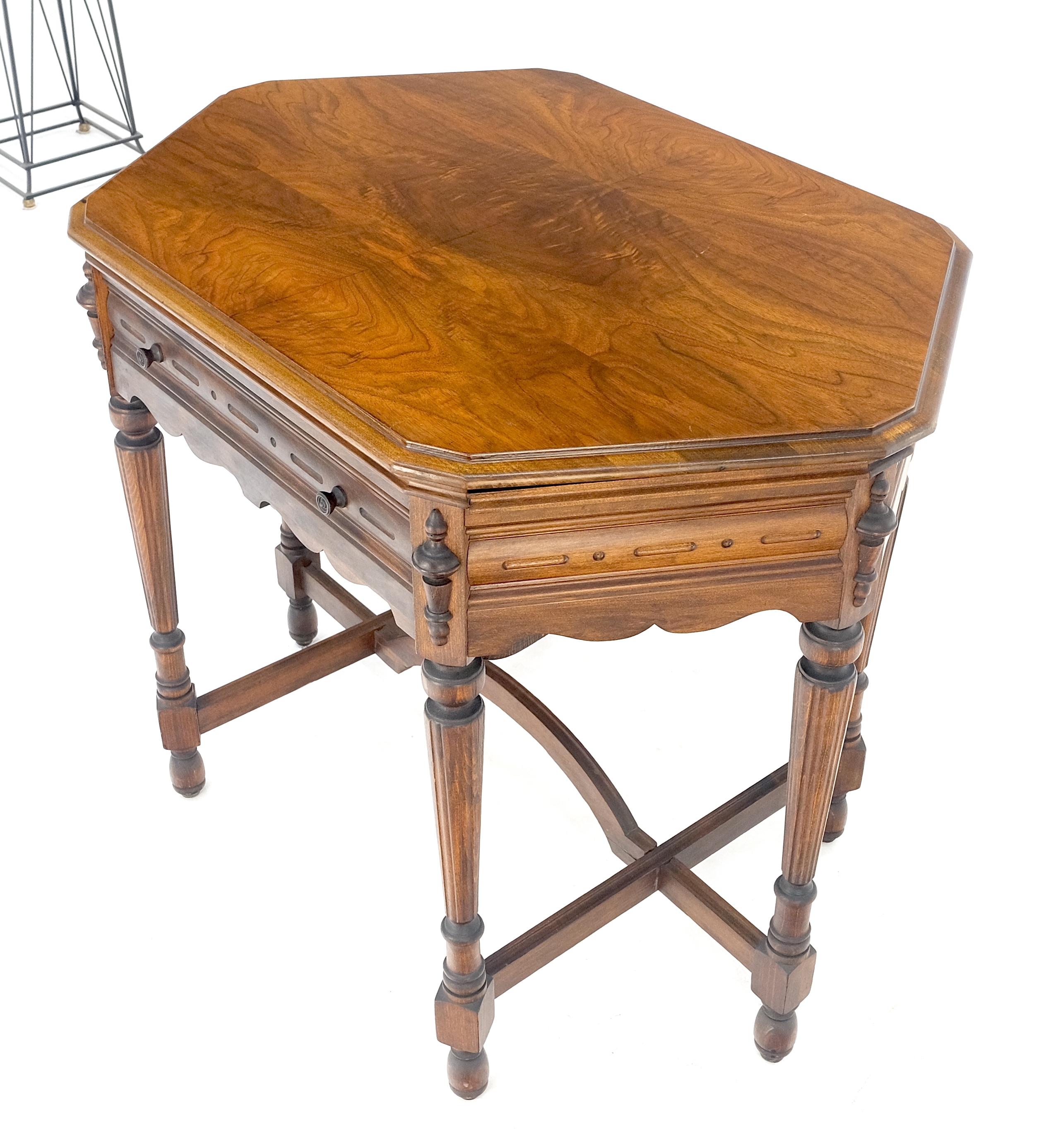 Antiquités c1920s Tube Radio Stunning American Walnut Cabinet Lift Top Table MINT en vente 7